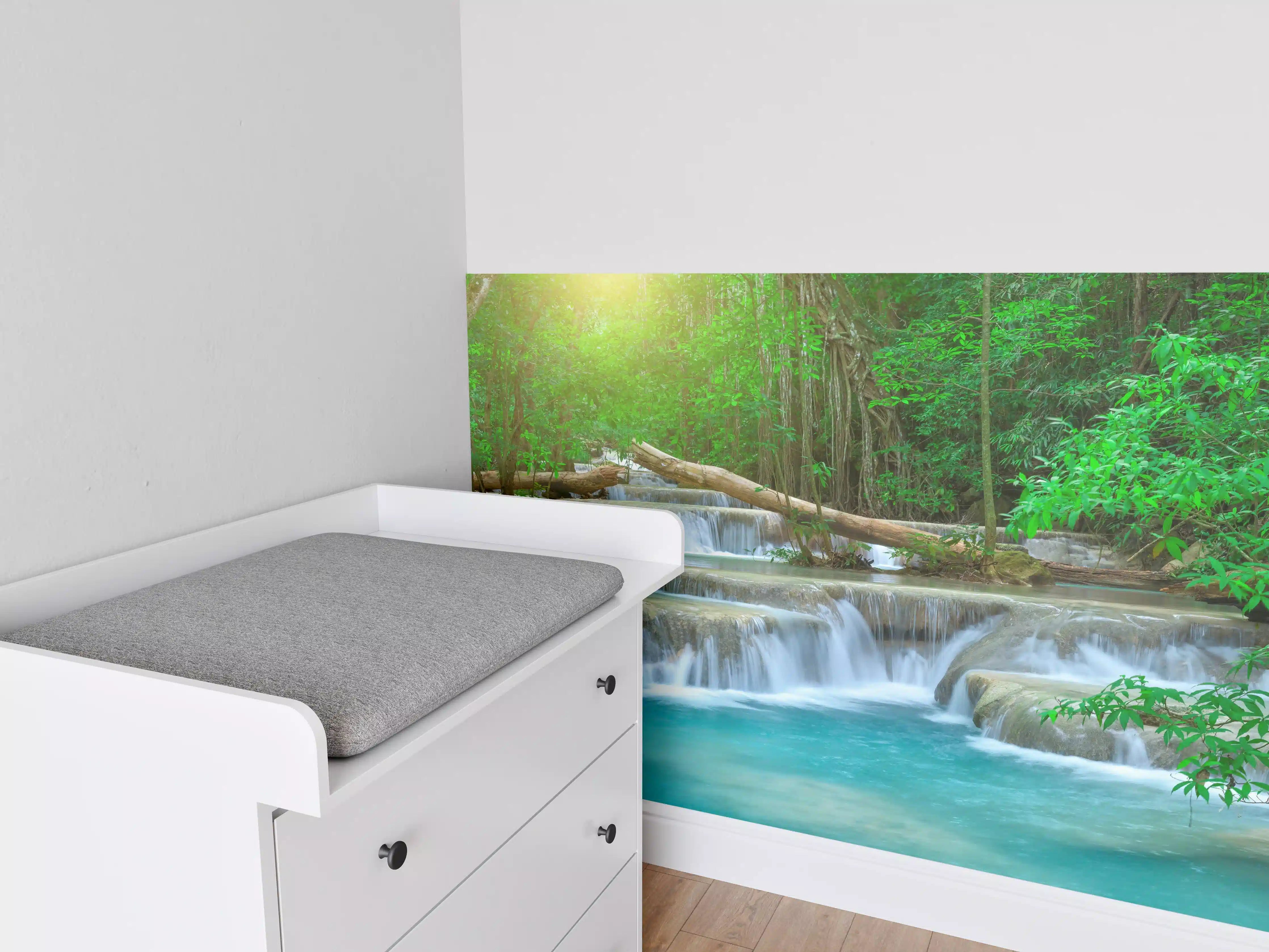 Babyzimmer Wandgestaltung - Türkis-Wasserfall im grünen Wald