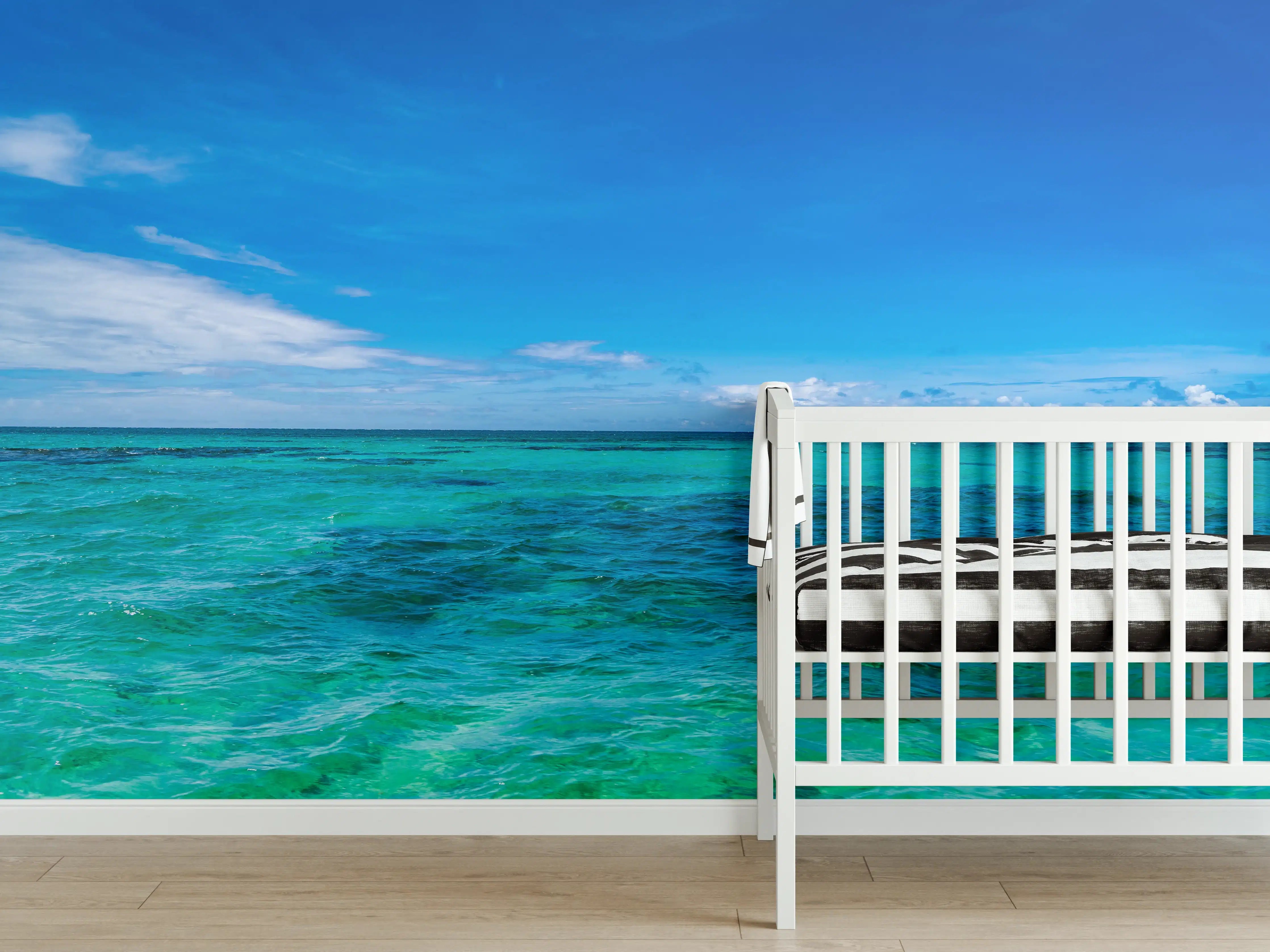 Babyzimmer Wandgestaltung - Türkisblaues Wasser unter klarem Himmel