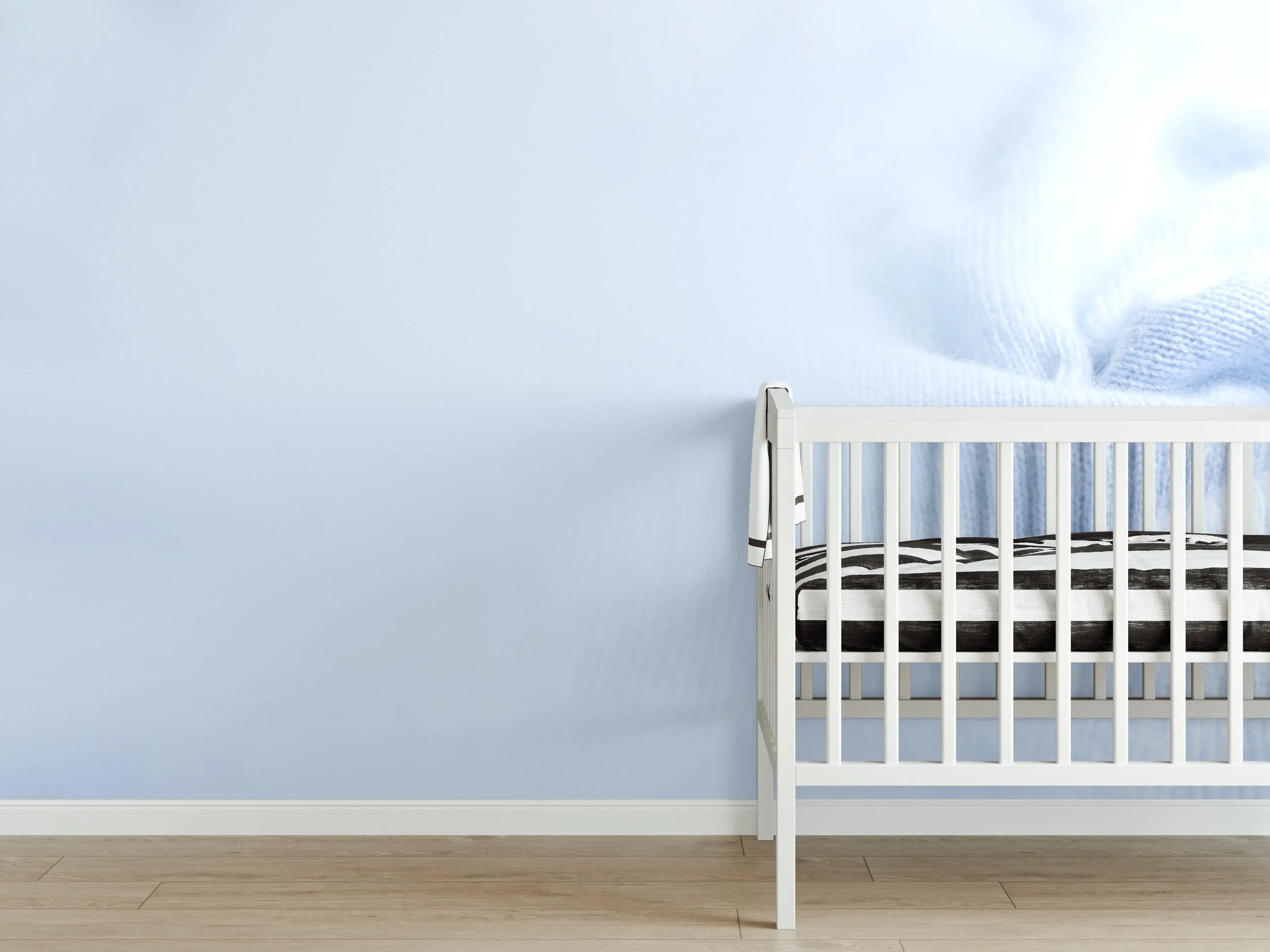 Babyzimmer Wandgestaltung - Türkiser Kaschmirstoff