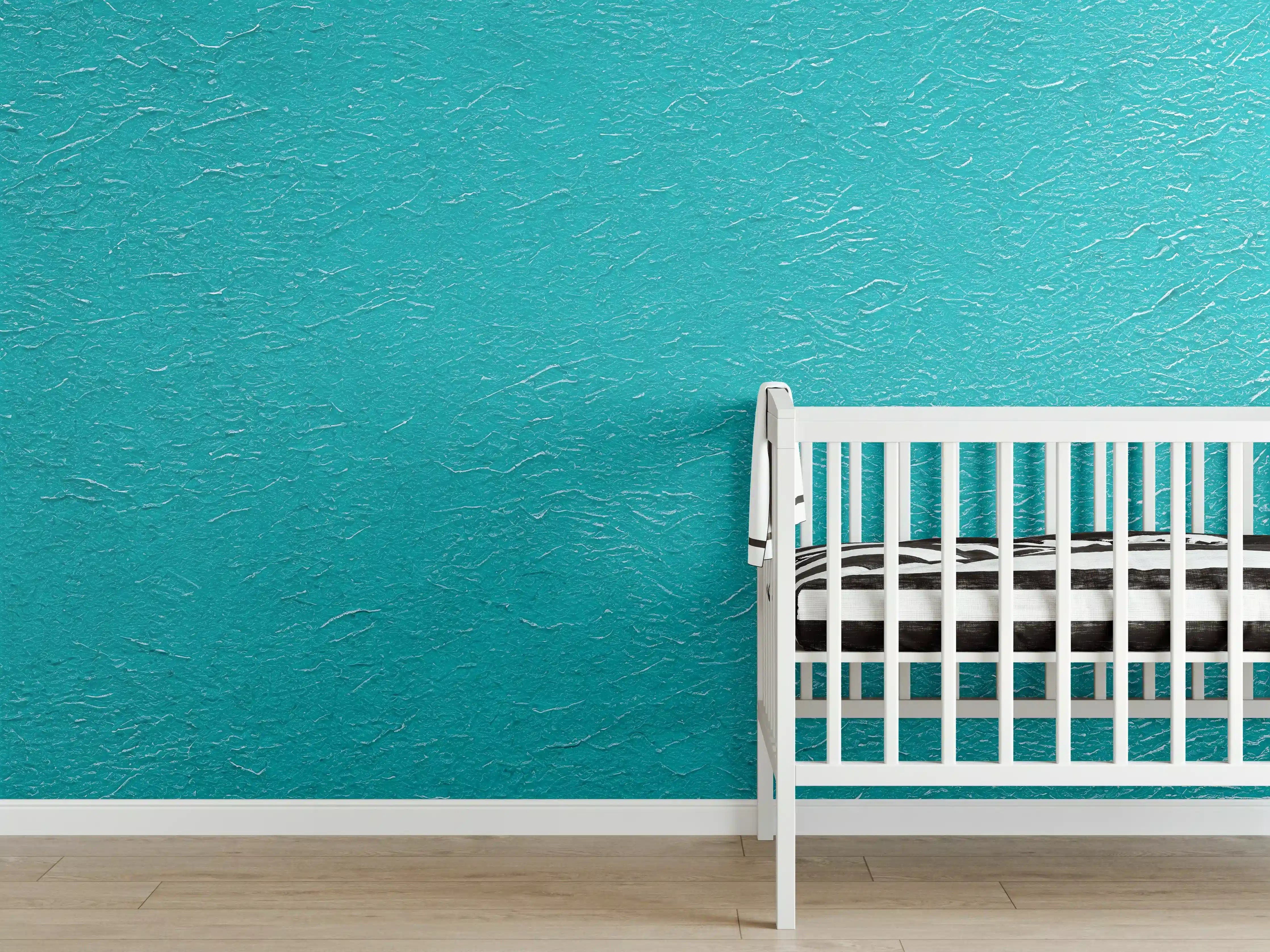 Babyzimmer Wandgestaltung - Türkisfarbene Strukturwand mit subtilen Oberflächenmustern