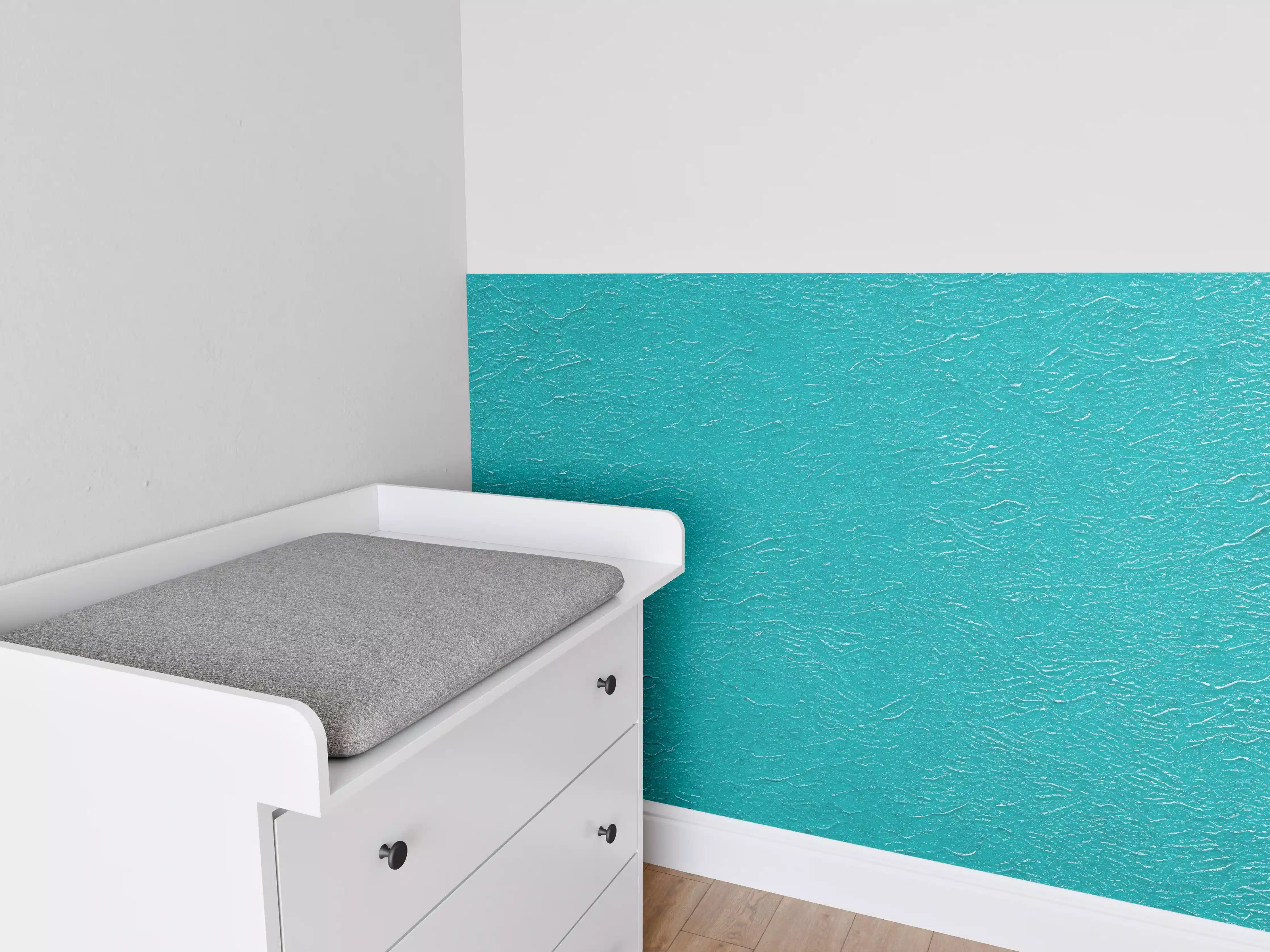 Babyzimmer Wandgestaltung - Türkisfarbene Strukturwand mit subtilen Oberflächenmustern