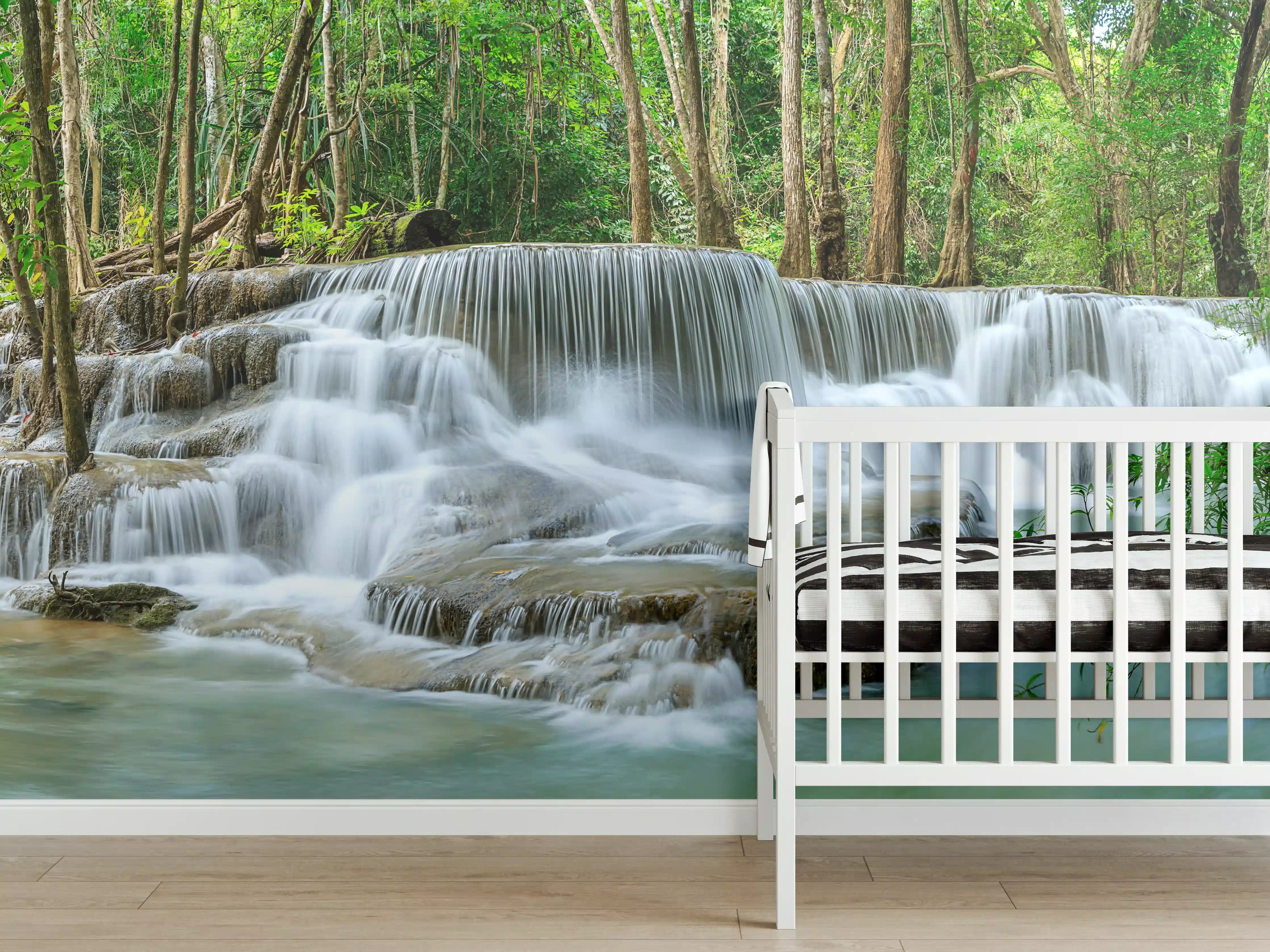 Babyzimmer Wandgestaltung - Türkisgrüner Wasserfall im Wald