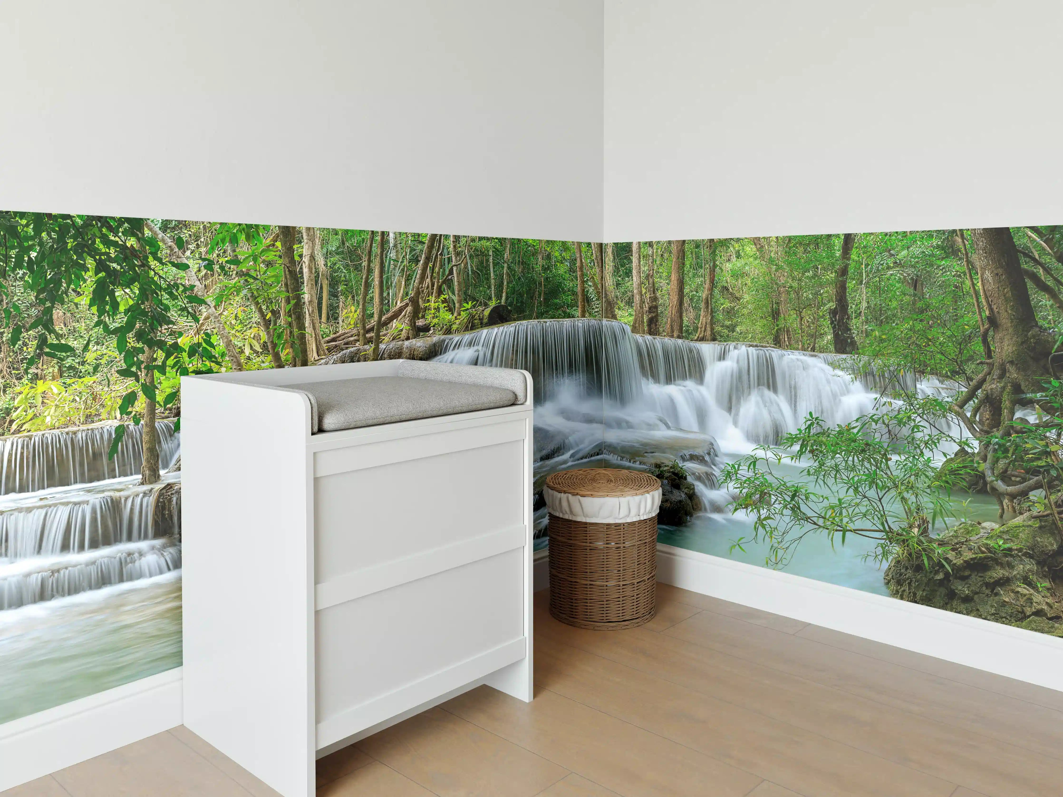 Babyzimmer Wandgestaltung - Türkisgrüner Wasserfall im Wald