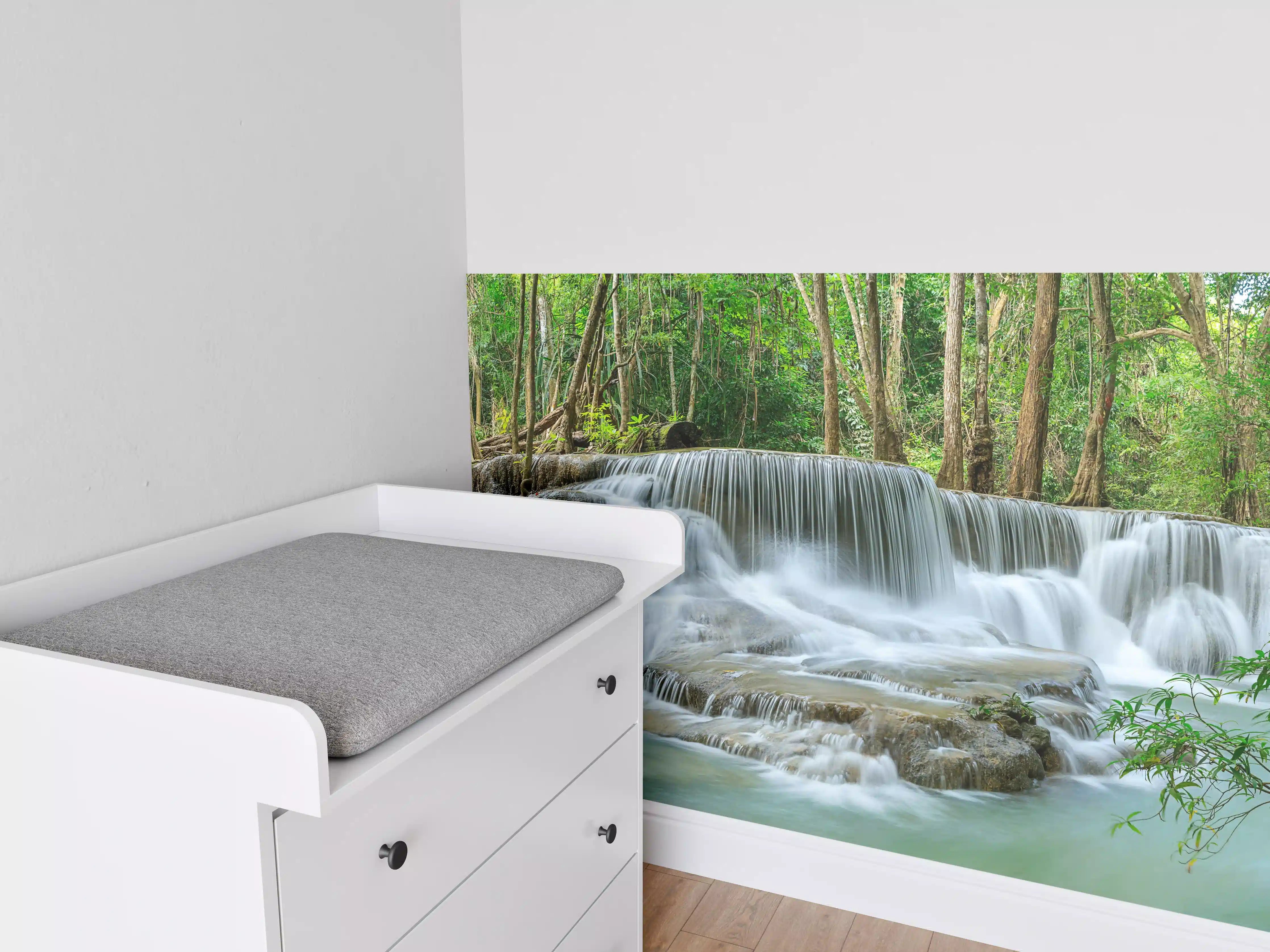 Babyzimmer Wandgestaltung - Türkisgrüner Wasserfall im Wald