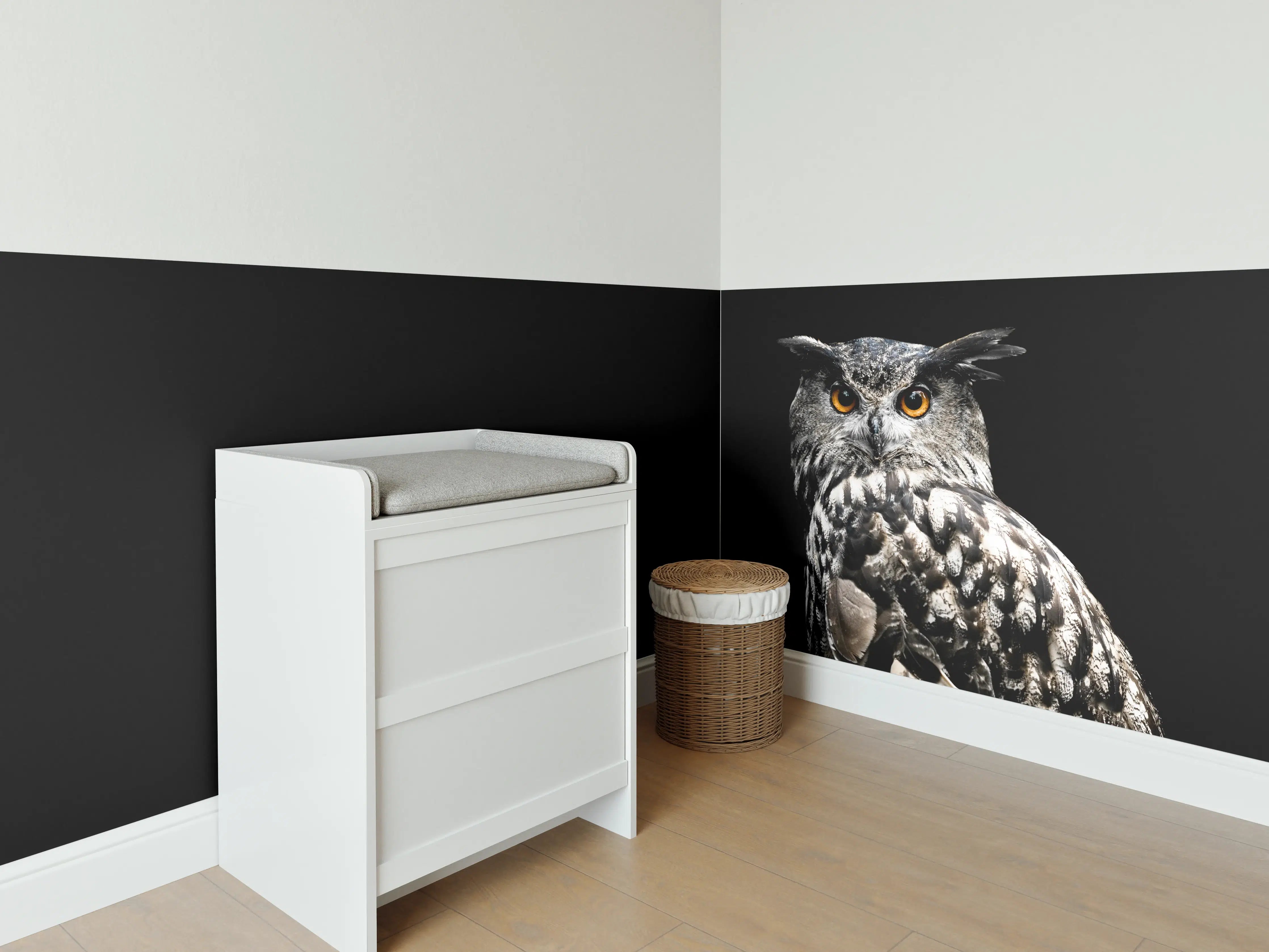 Babyzimmer Wandgestaltung - Uhu auf schwarzem Hintergrund