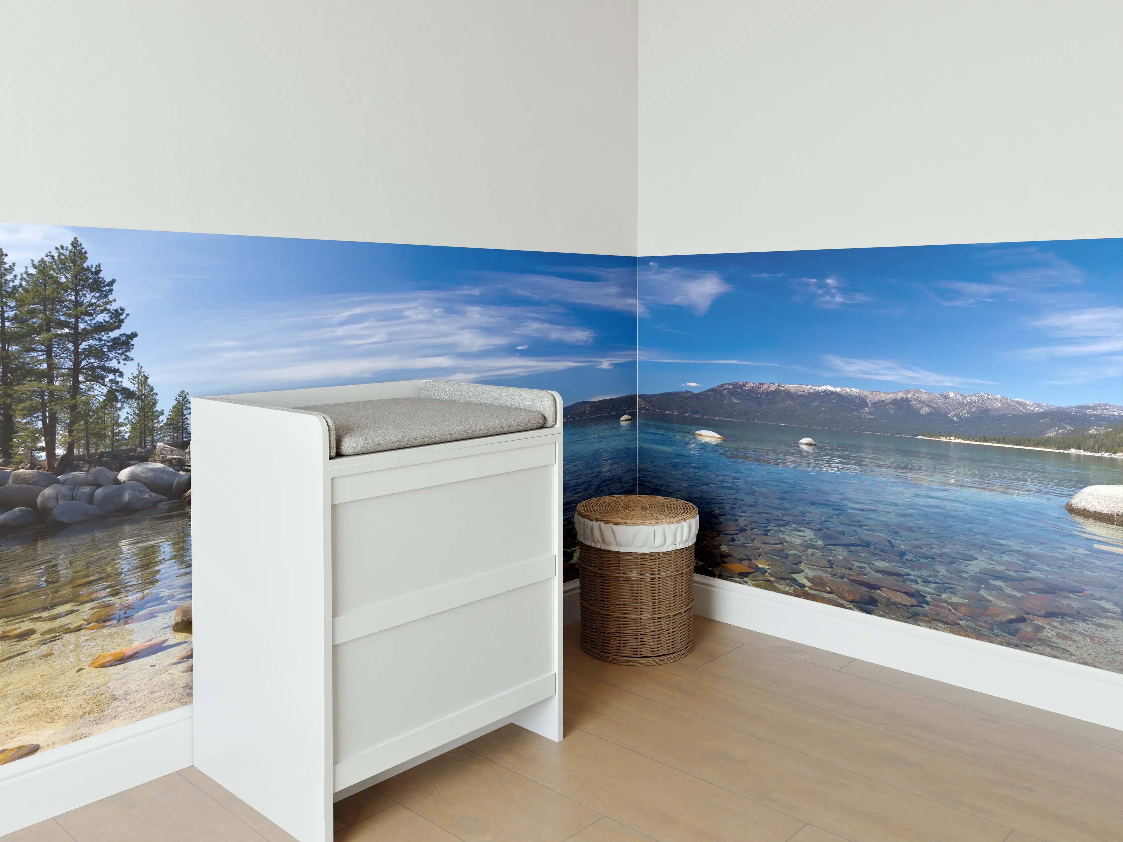 Babyzimmer Wandgestaltung - Urlaub am See mit Bergpanorama