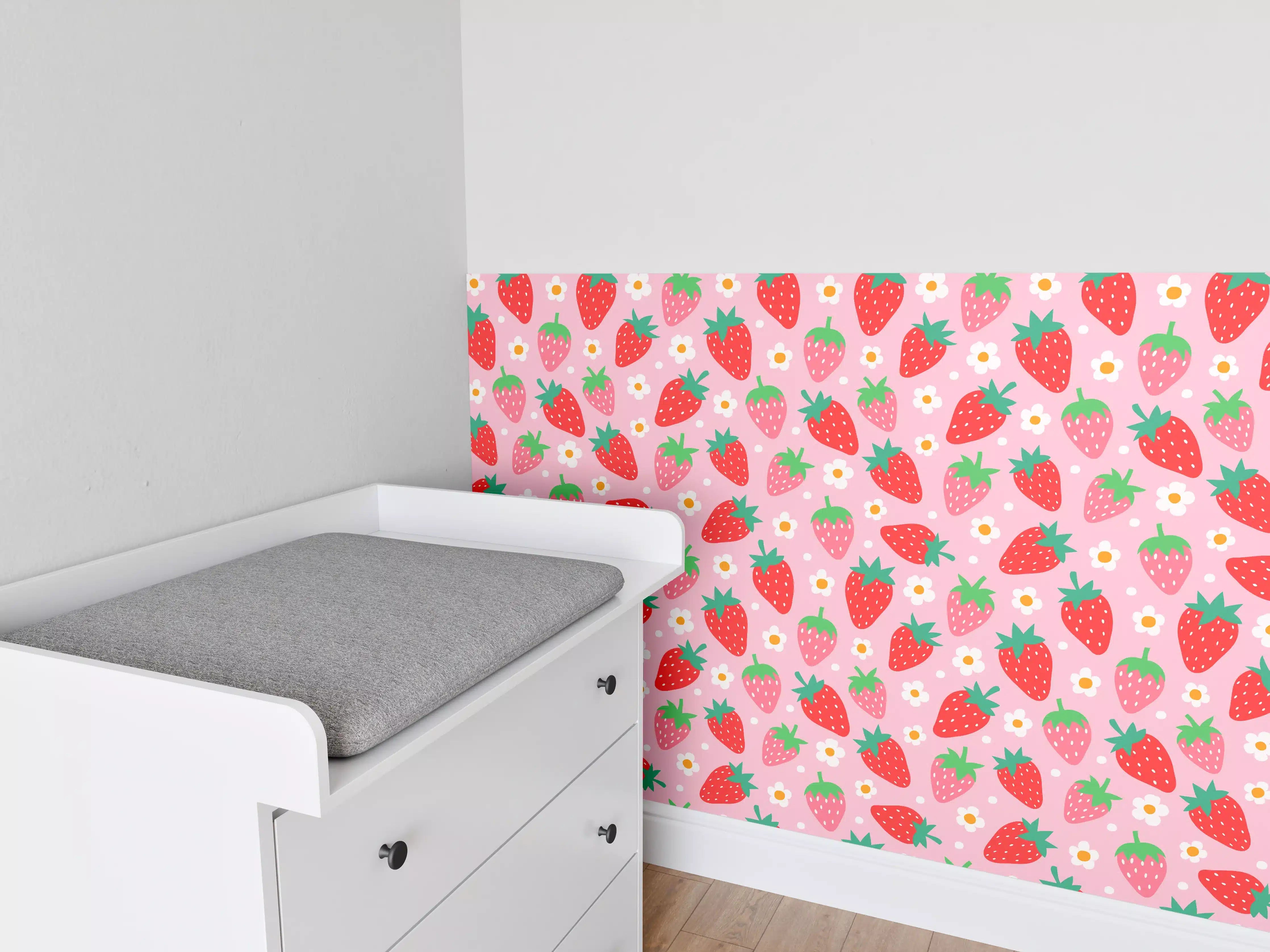 Babyzimmer Wandgestaltung - Verspieltes Erdbeermotiv mit Blumenmuster