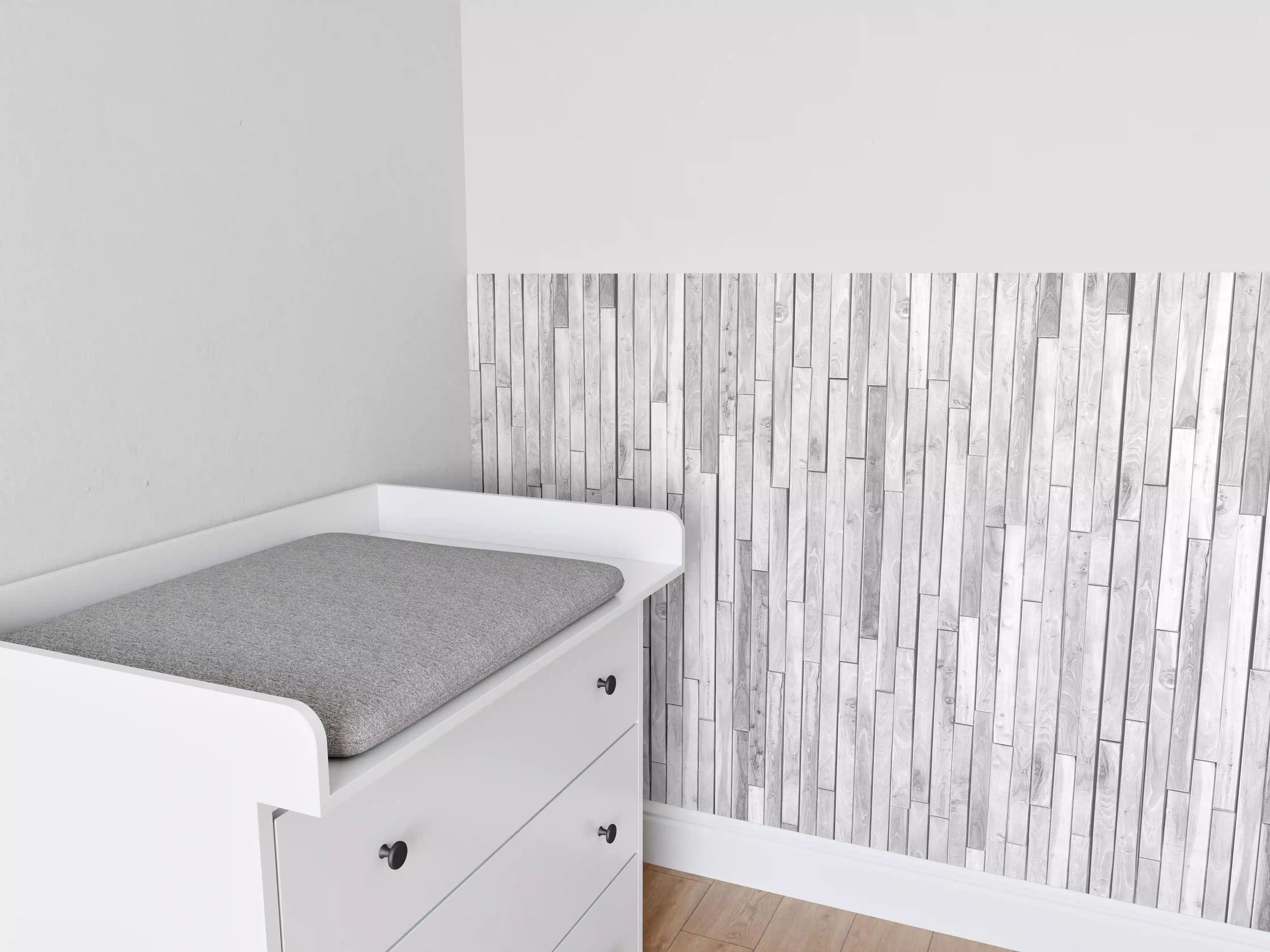 Babyzimmer Wandgestaltung - Vertikale weiße kleine Kiefernholzstücke
