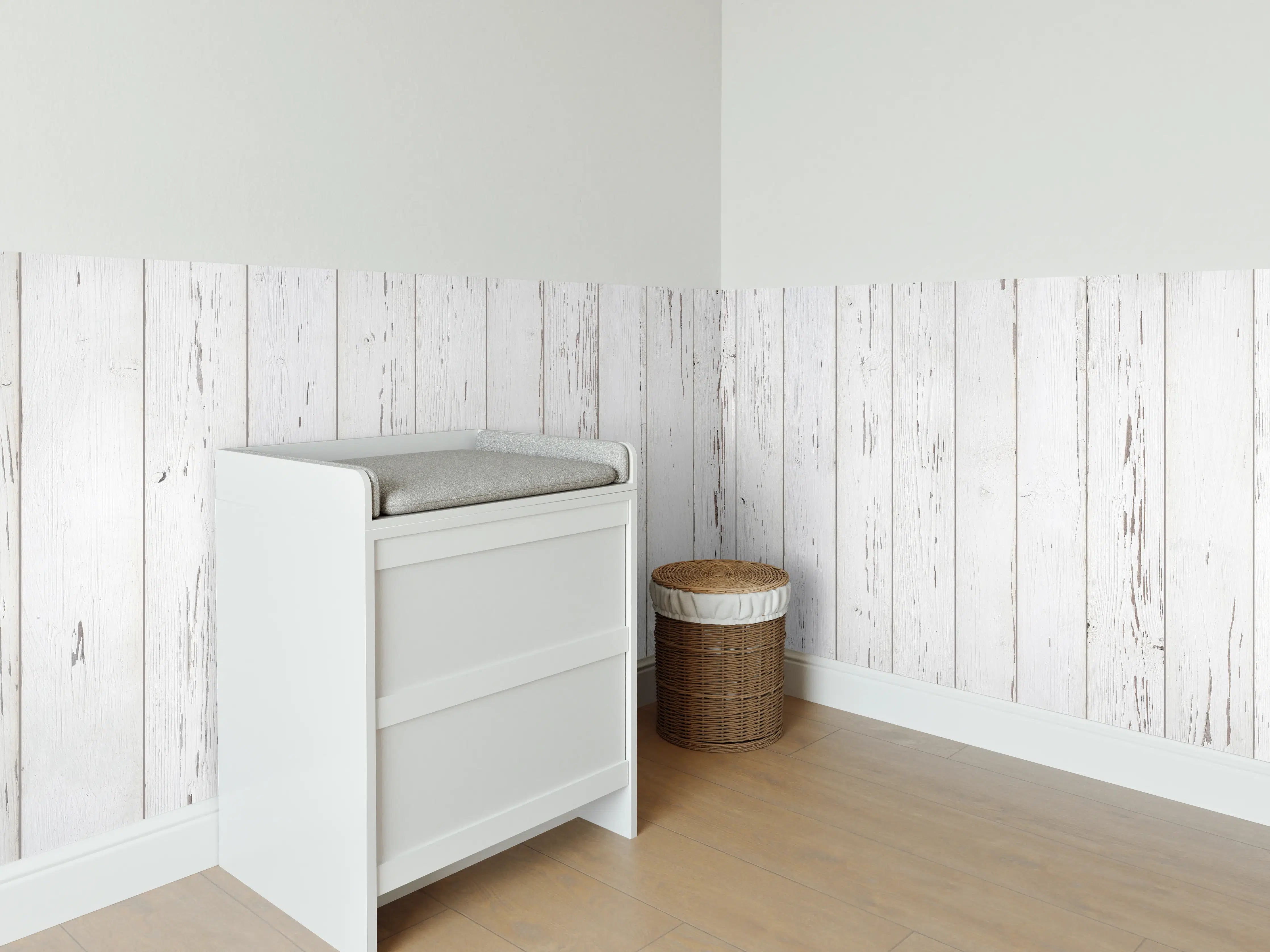 Babyzimmer Wandgestaltung - Verwitterte weiße Holzdielen