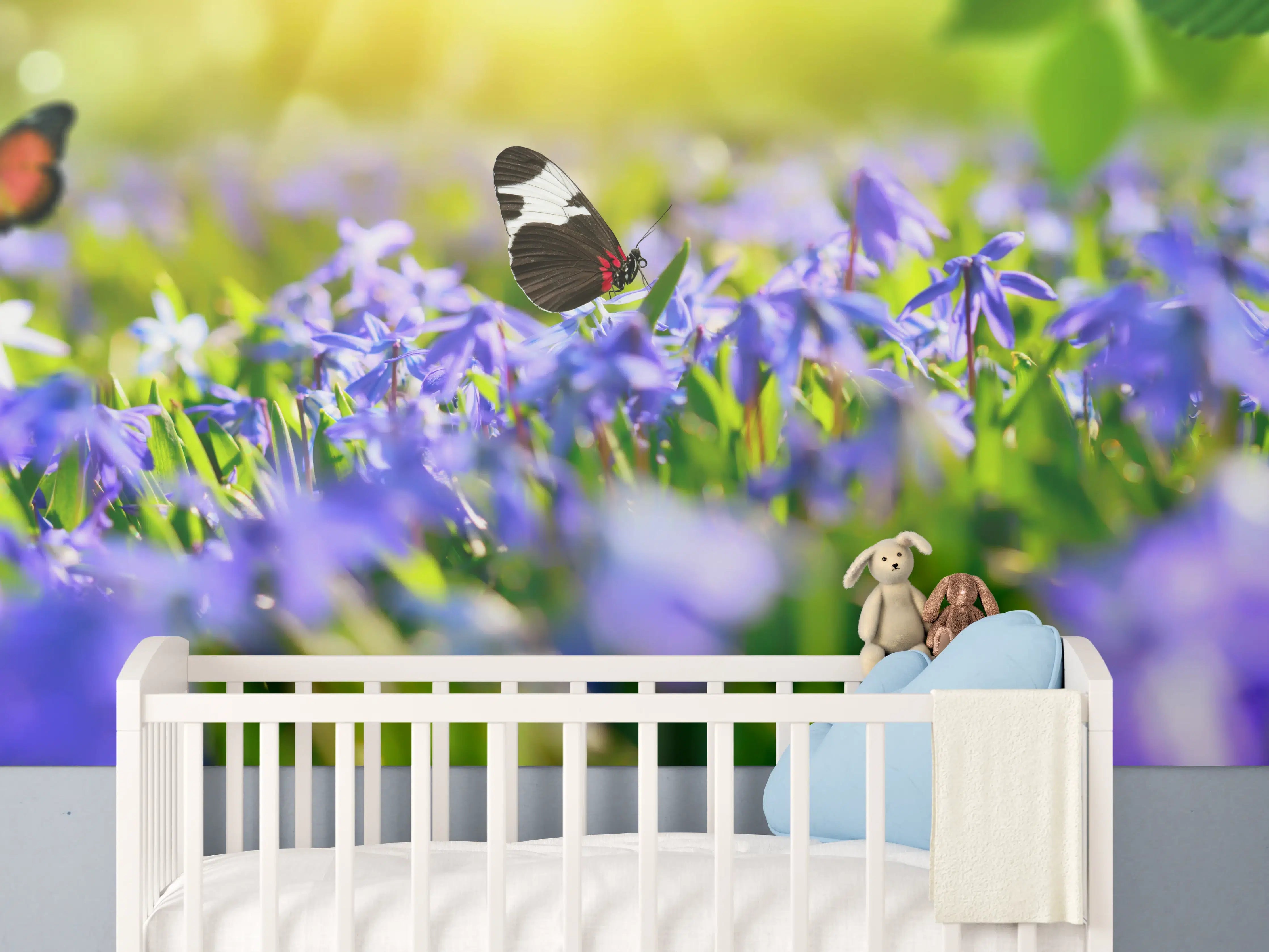 Babyzimmer Wandgestaltung - Violette Blumenwiese mit Schmetterlingen