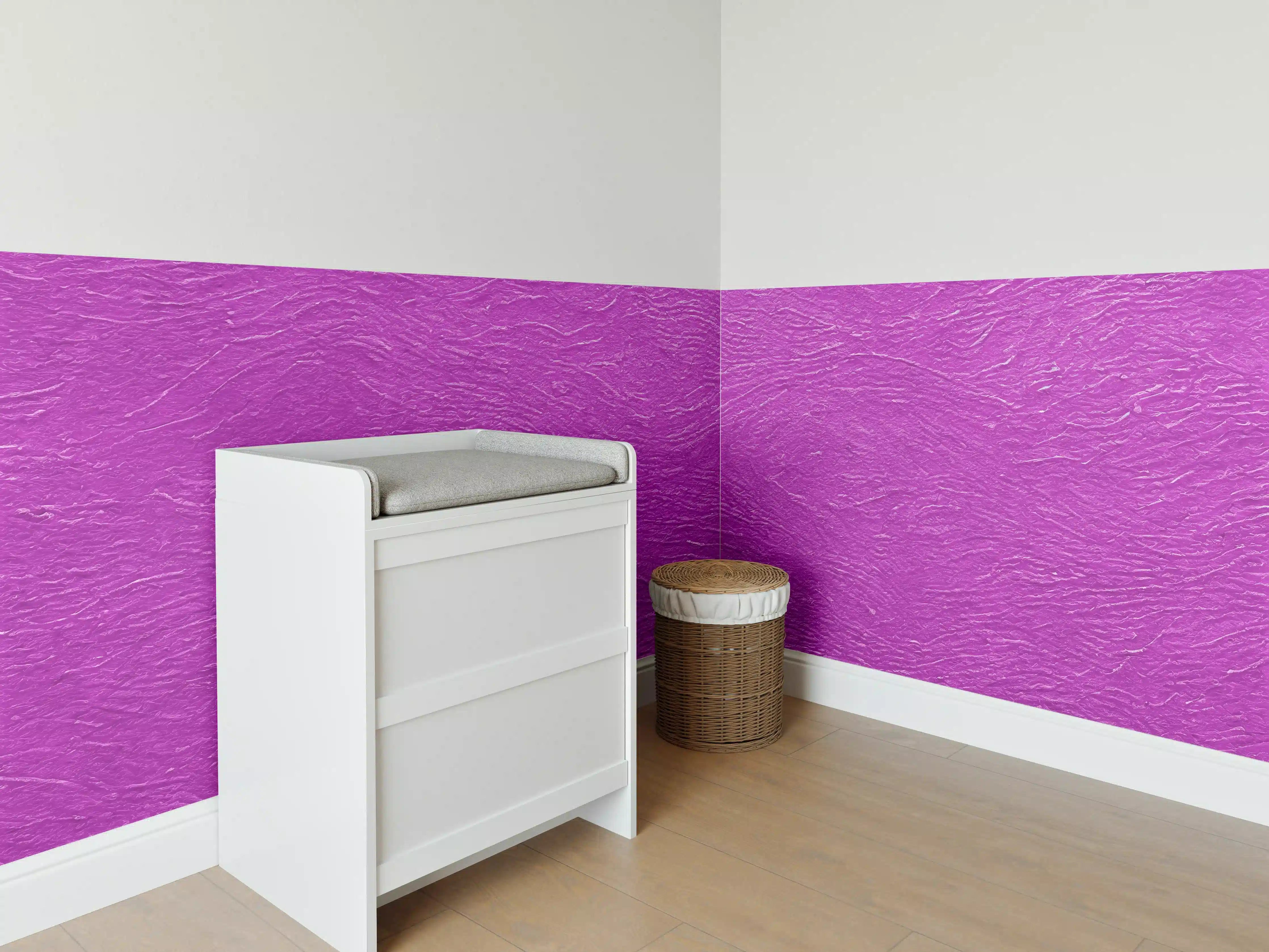 Babyzimmer Wandgestaltung - Violette Textur mit feiner Linienstruktur