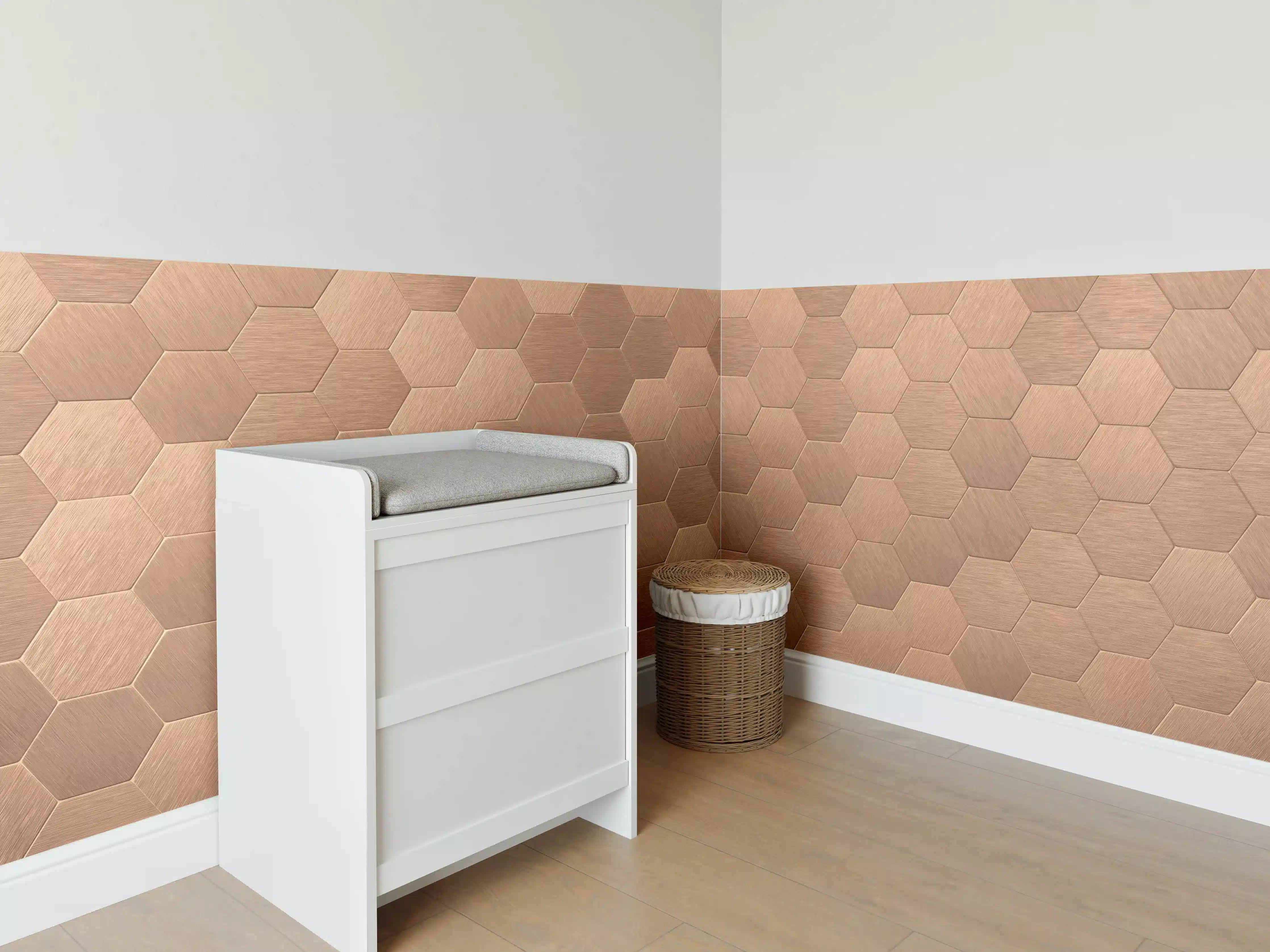 Babyzimmer Wandgestaltung - Wabenähnliche Holzmuster in warmen Tönen