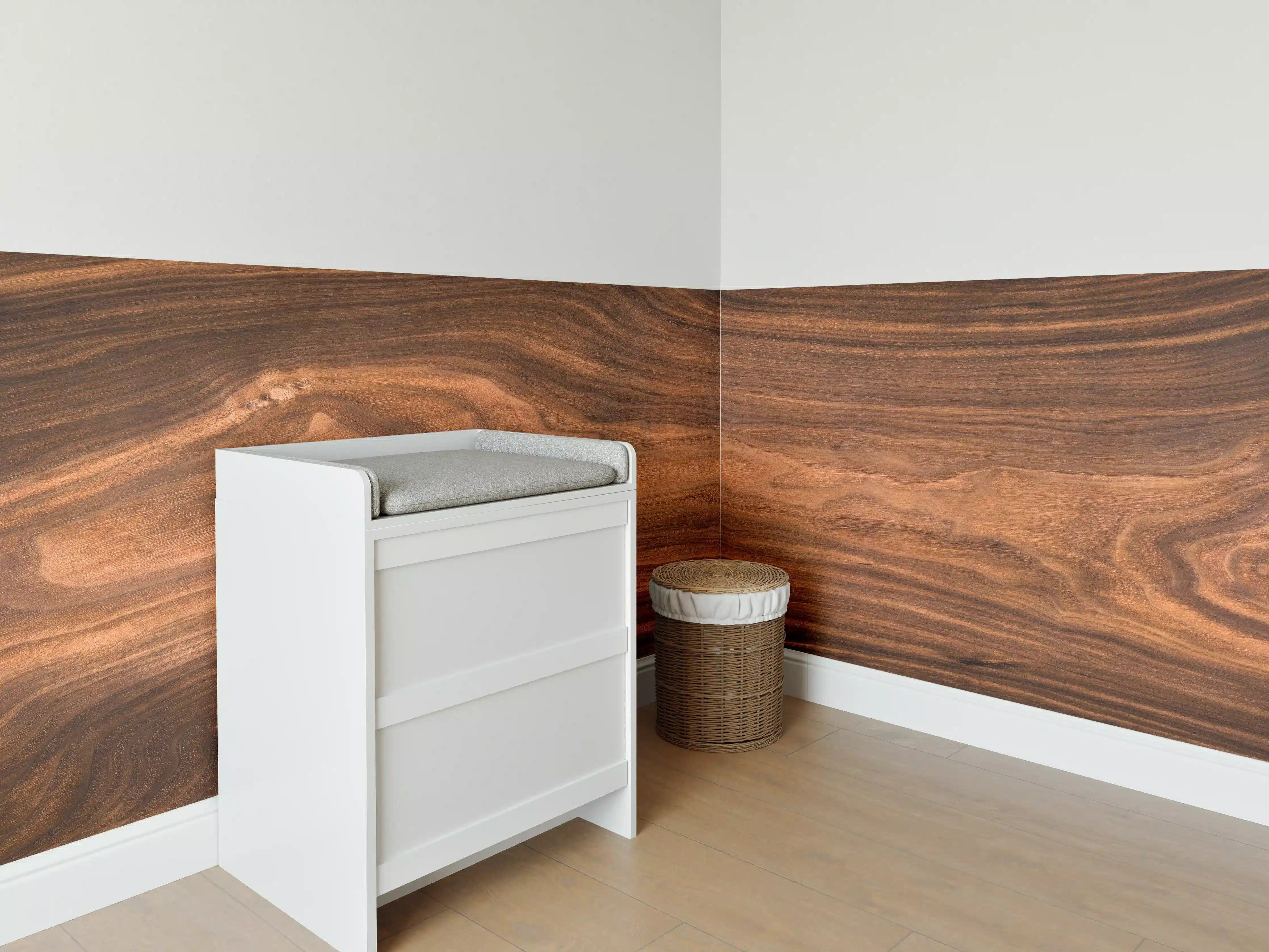 Babyzimmer Wandgestaltung - Walnussholz