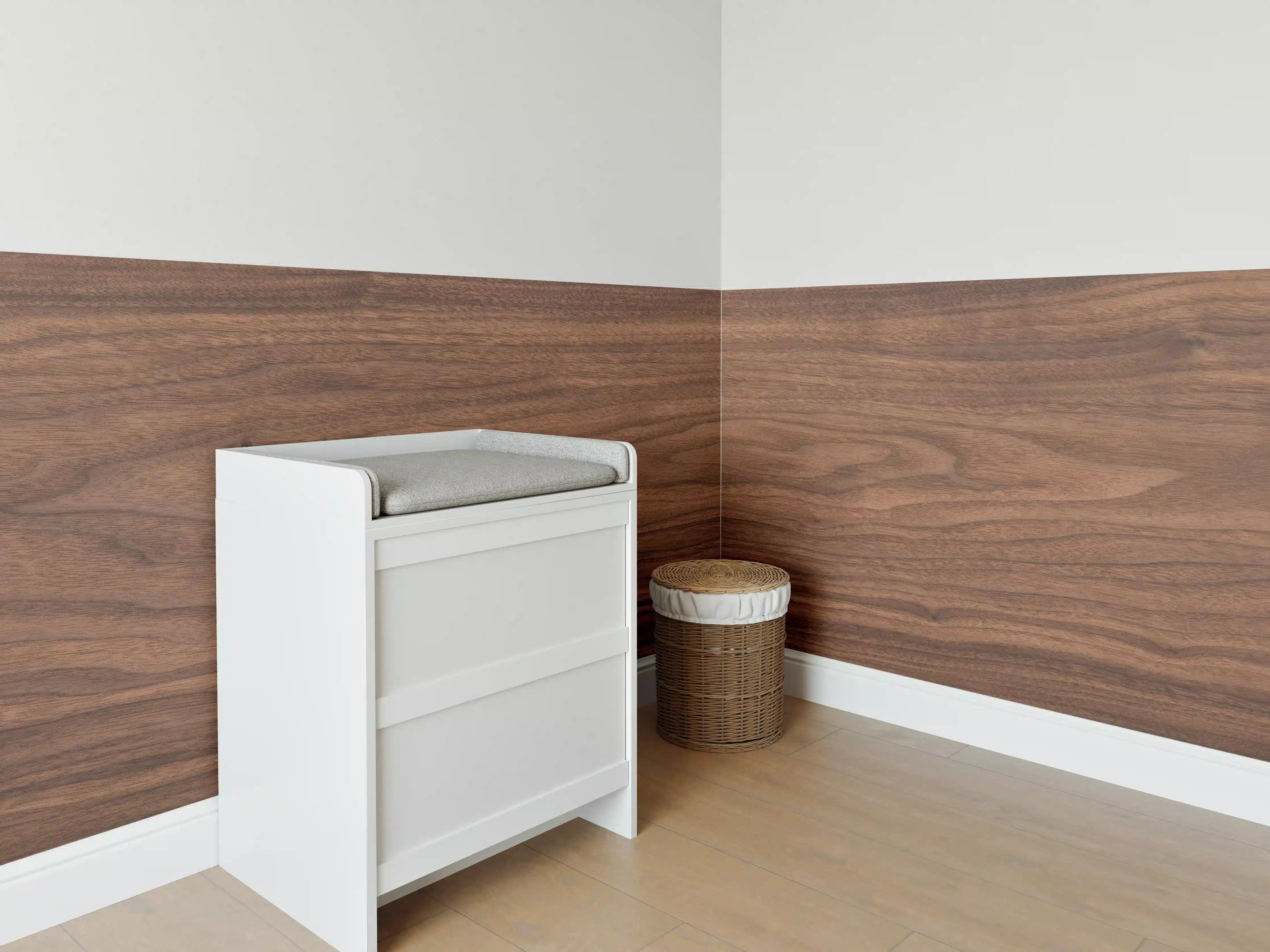 Babyzimmer Wandgestaltung - Walnussholz Matt