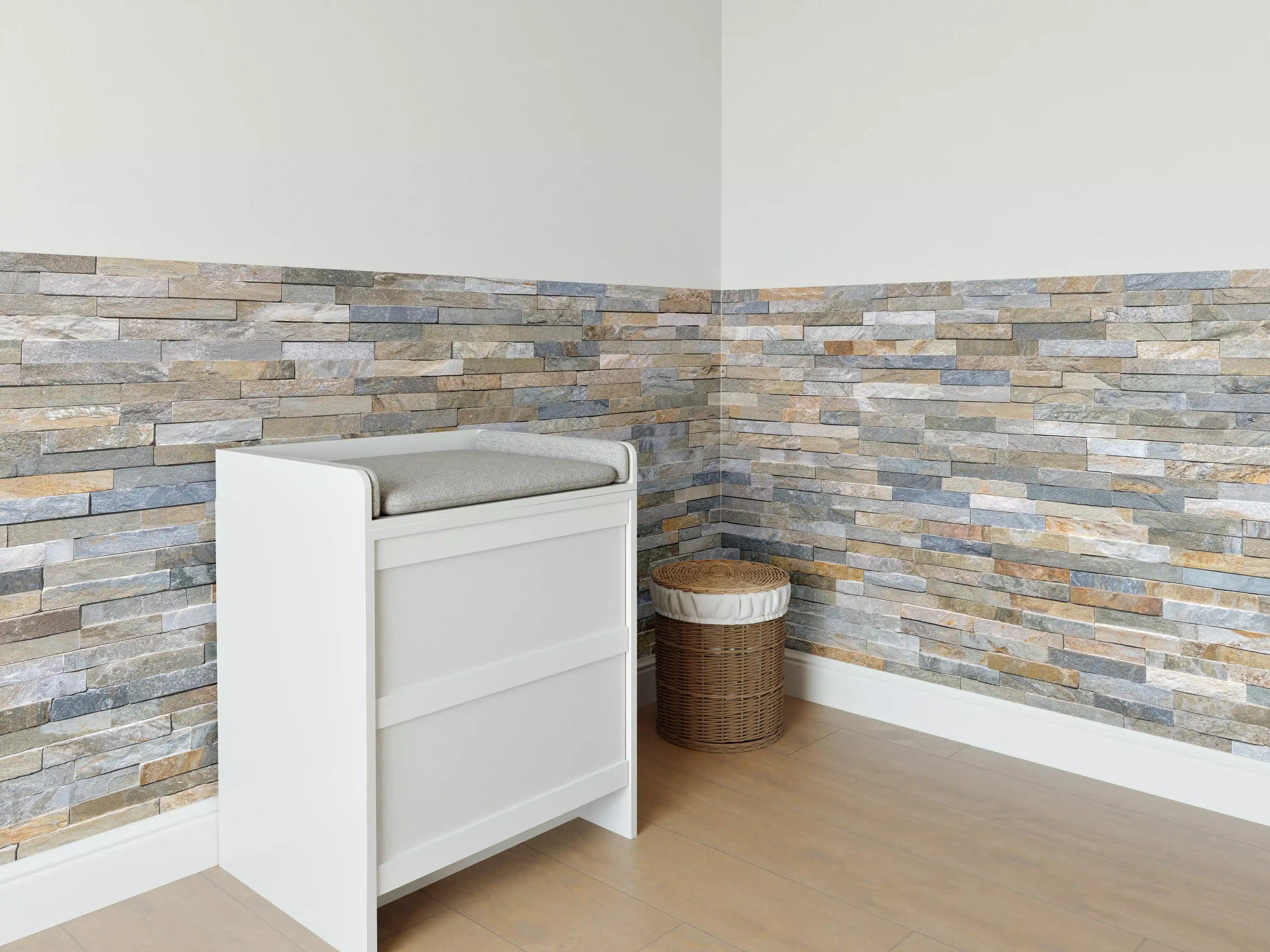 Babyzimmer Wandgestaltung - Wand aus farbigen Verblendsteinen