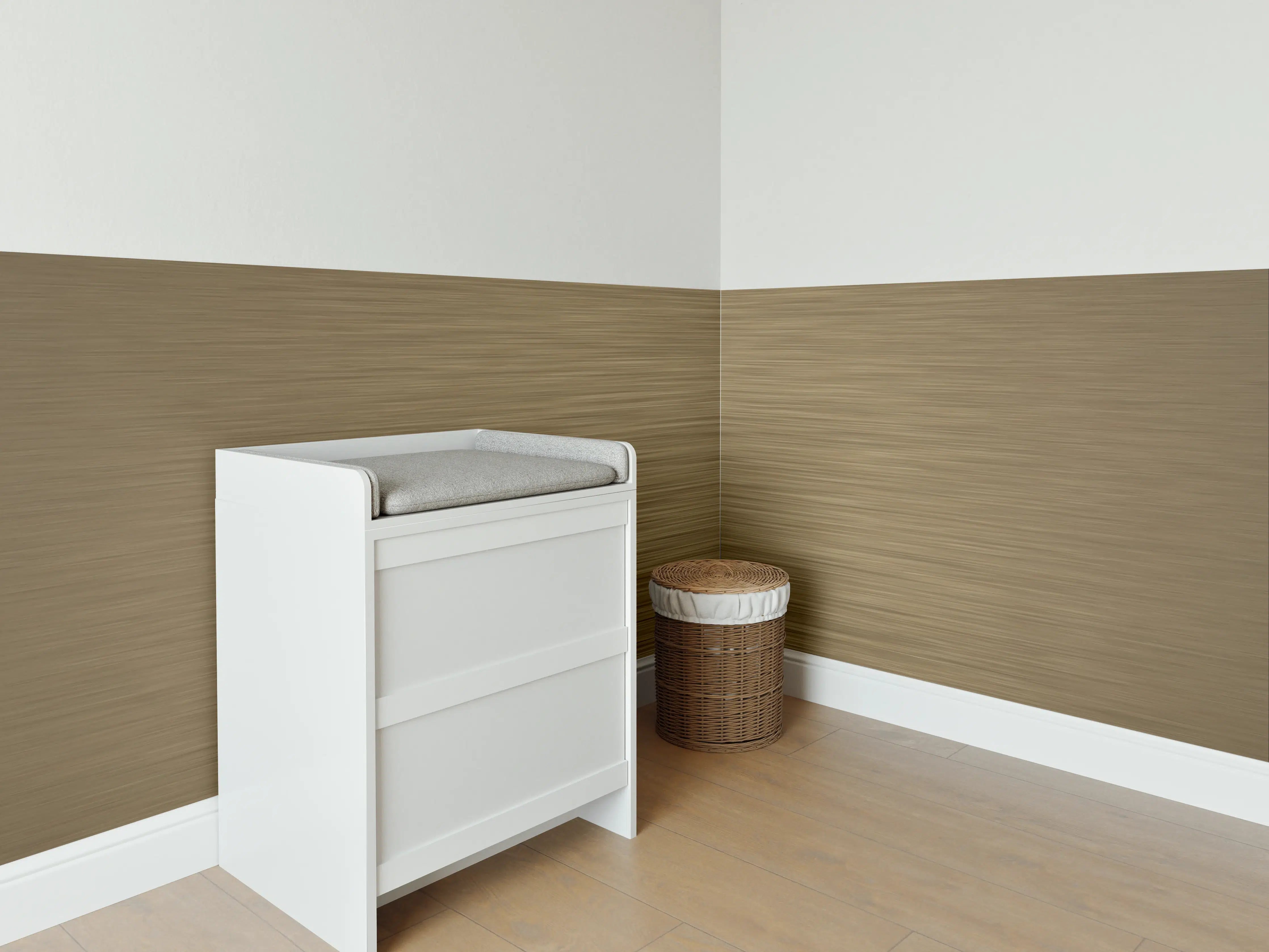 Babyzimmer Wandgestaltung - Warme Holzmaserung auf Gold-Beige