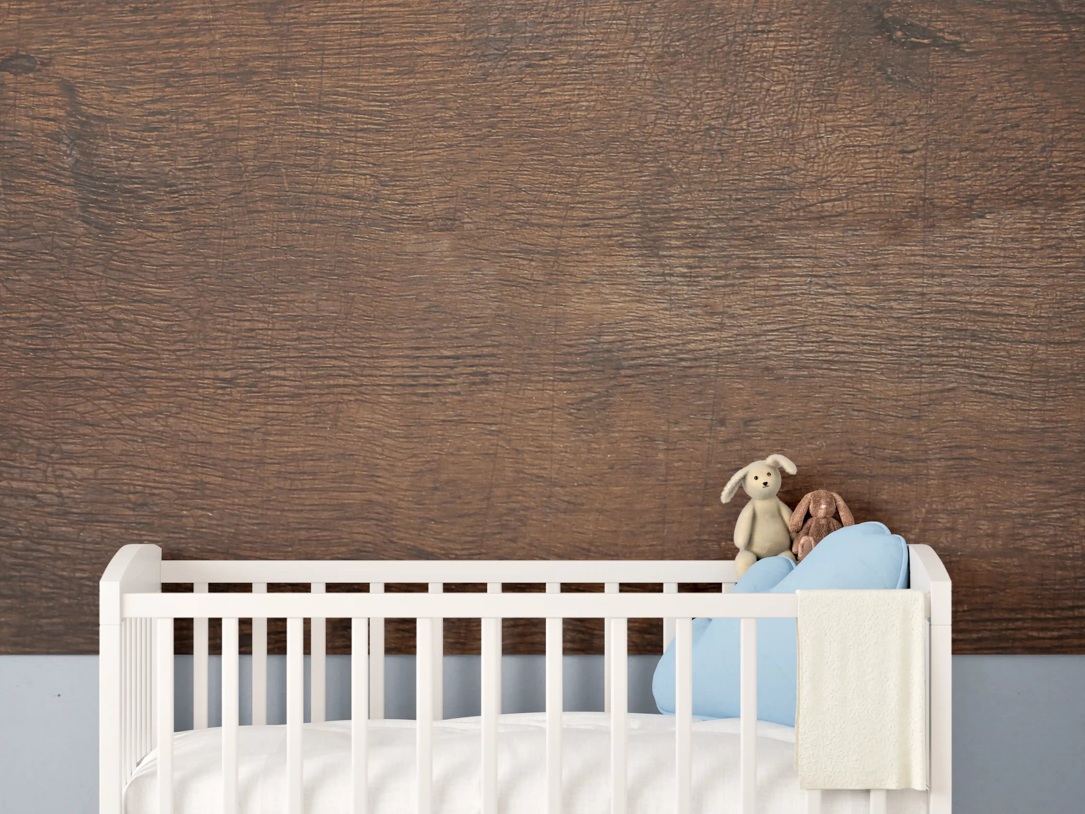 Babyzimmer Wandgestaltung - Warme Holzmaserung in Dunkelbraun