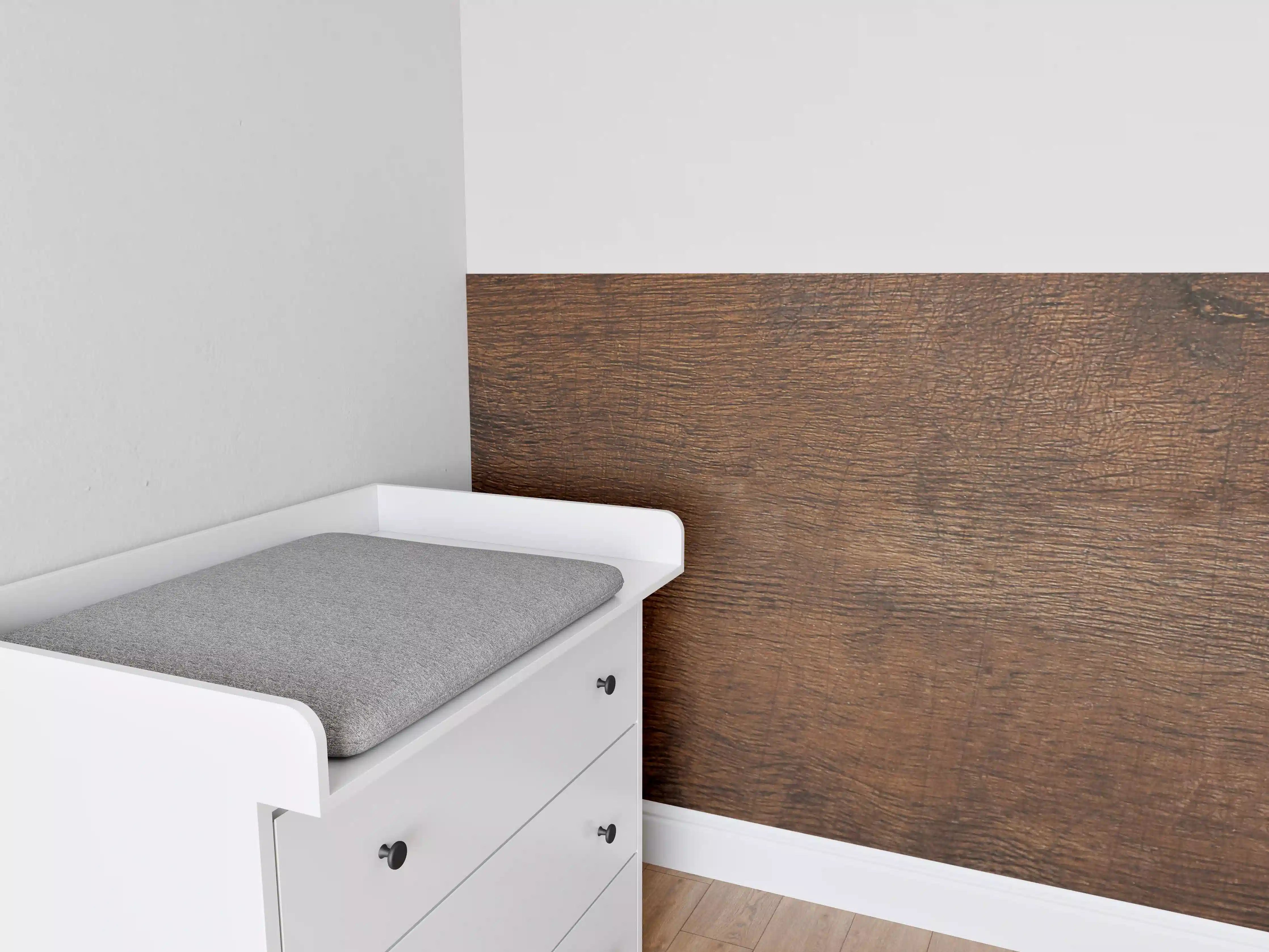 Babyzimmer Wandgestaltung - Warme Holzmaserung in Dunkelbraun