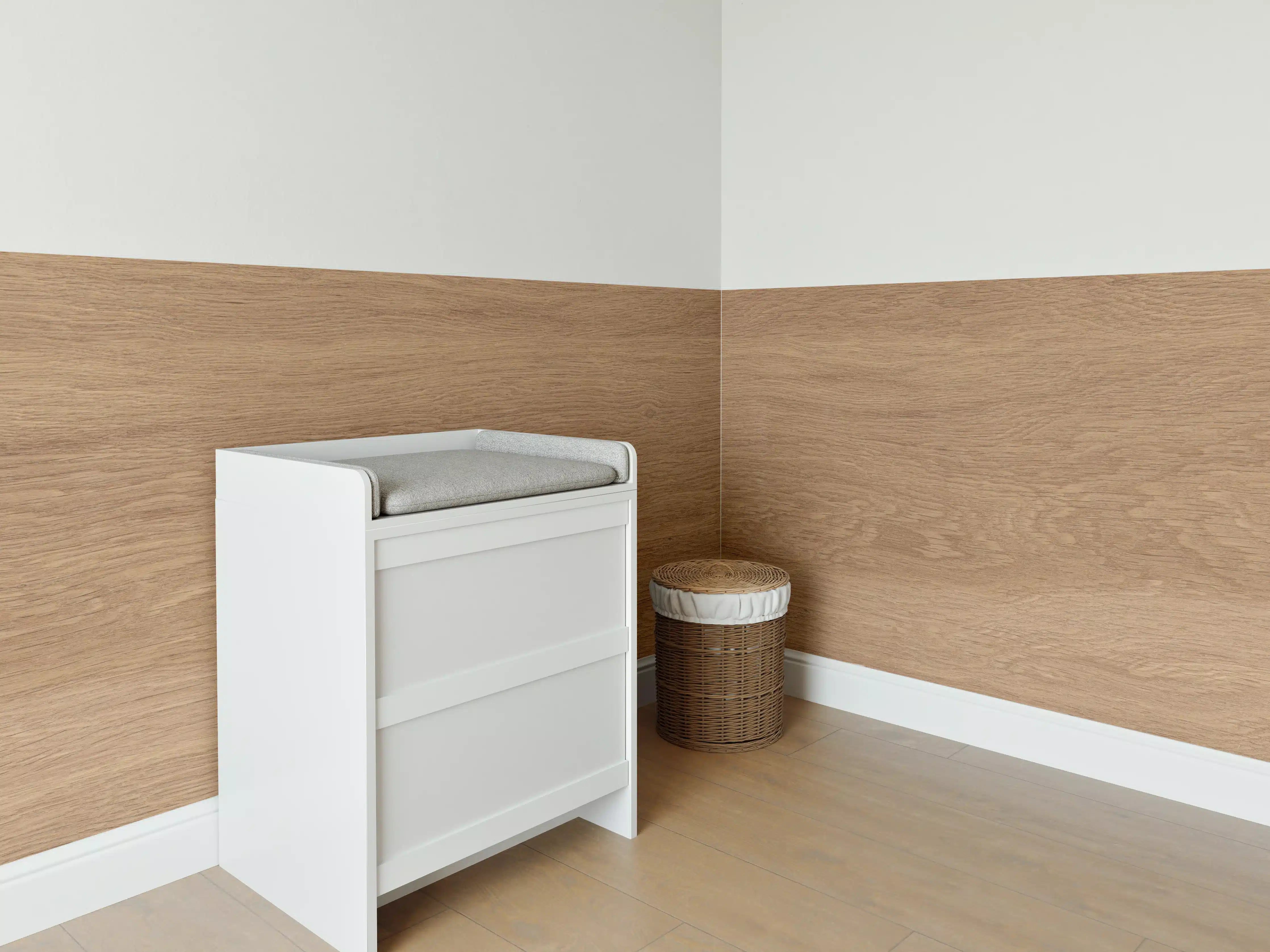 Babyzimmer Wandgestaltung - Warme Holznachbildung in Naturtönen