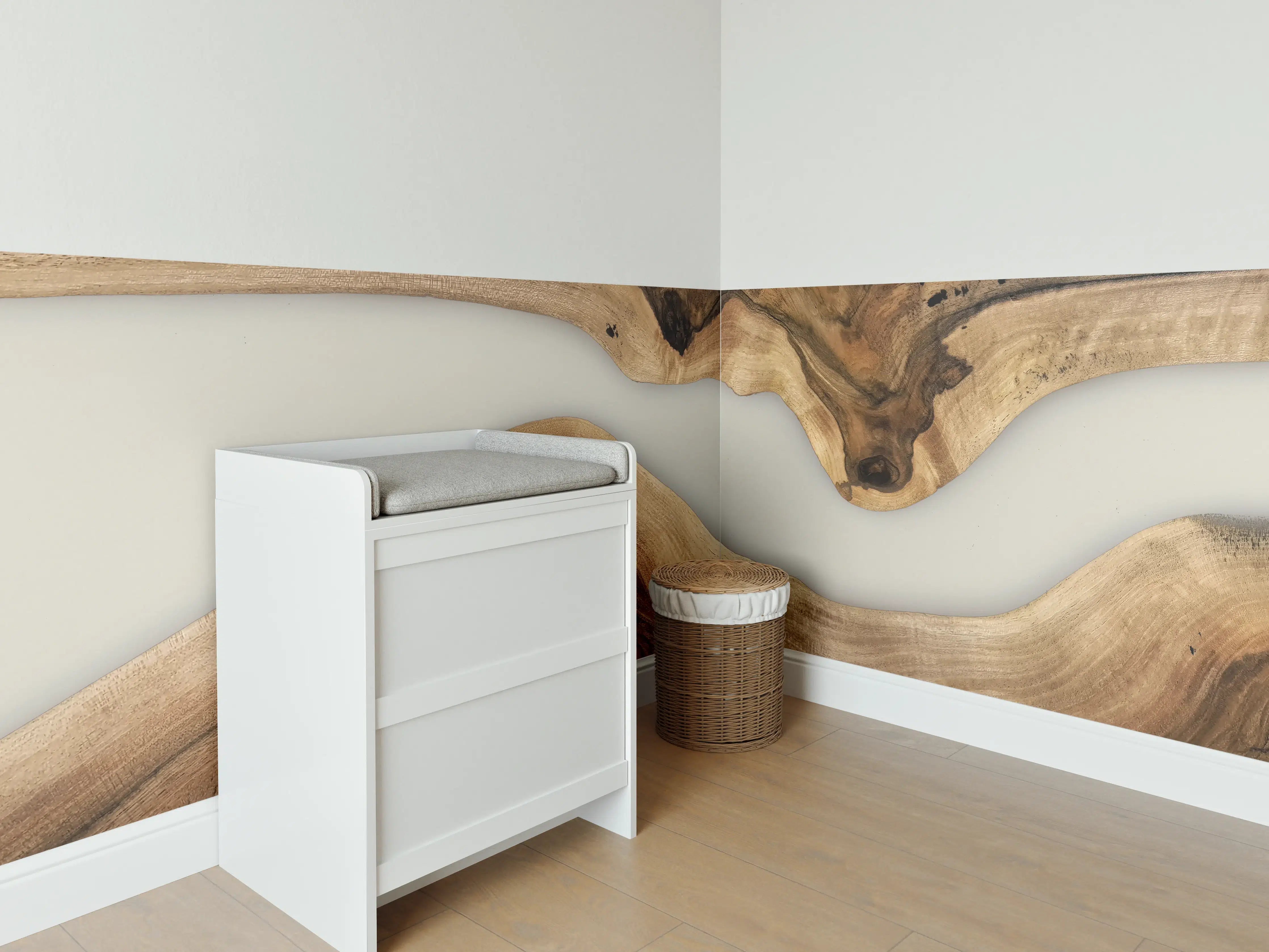 Babyzimmer Wandgestaltung - Warme Holztöne mit Grauweißer Struktur