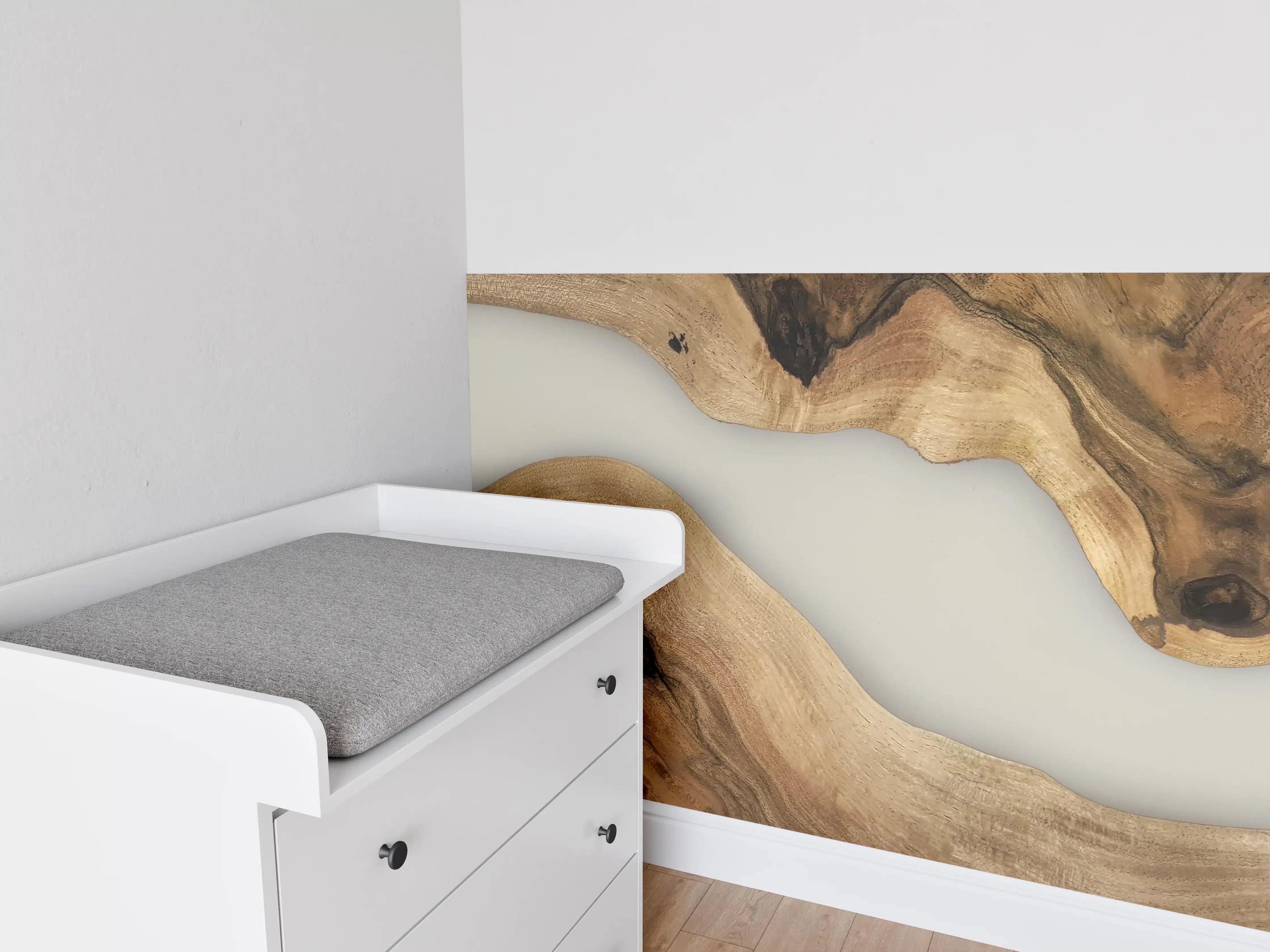 Babyzimmer Wandgestaltung - Warme Holztöne mit Grauweißer Struktur