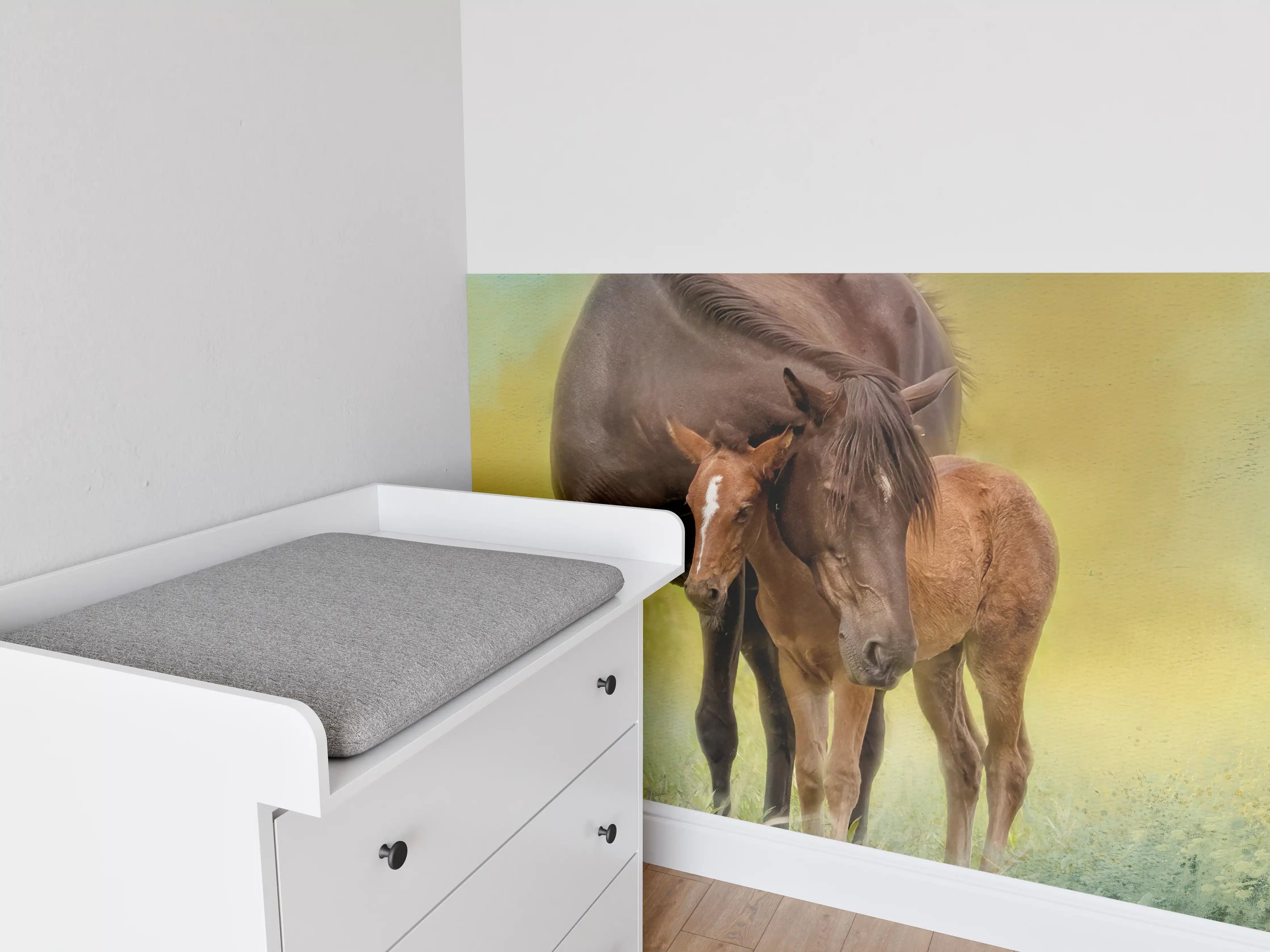 Babyzimmer Wandgestaltung - Warme Pferdefamilie auf der Weide