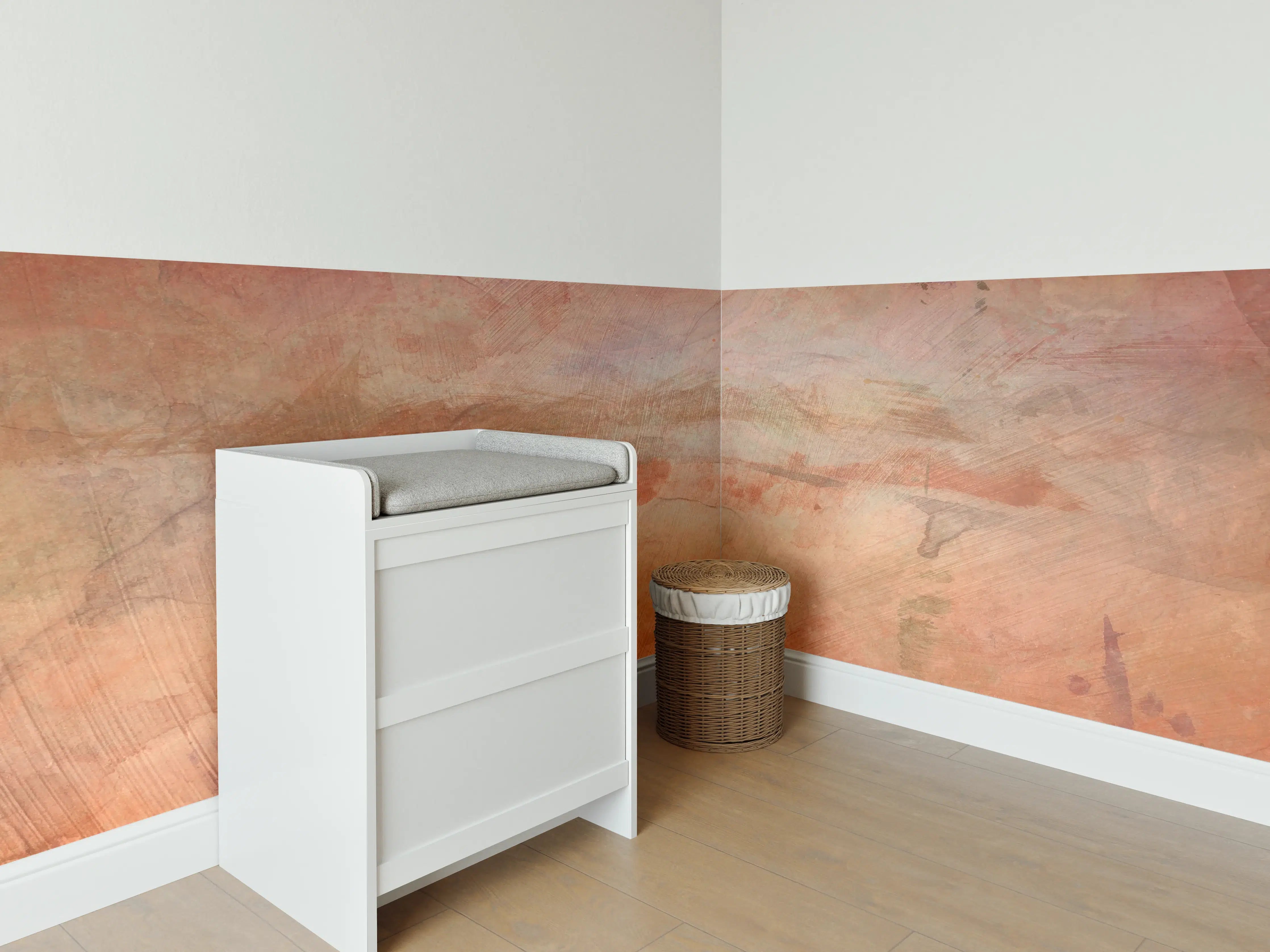 Babyzimmer Wandgestaltung - Warme Terrakotta-Hautstuktur mit Pastellakzenten