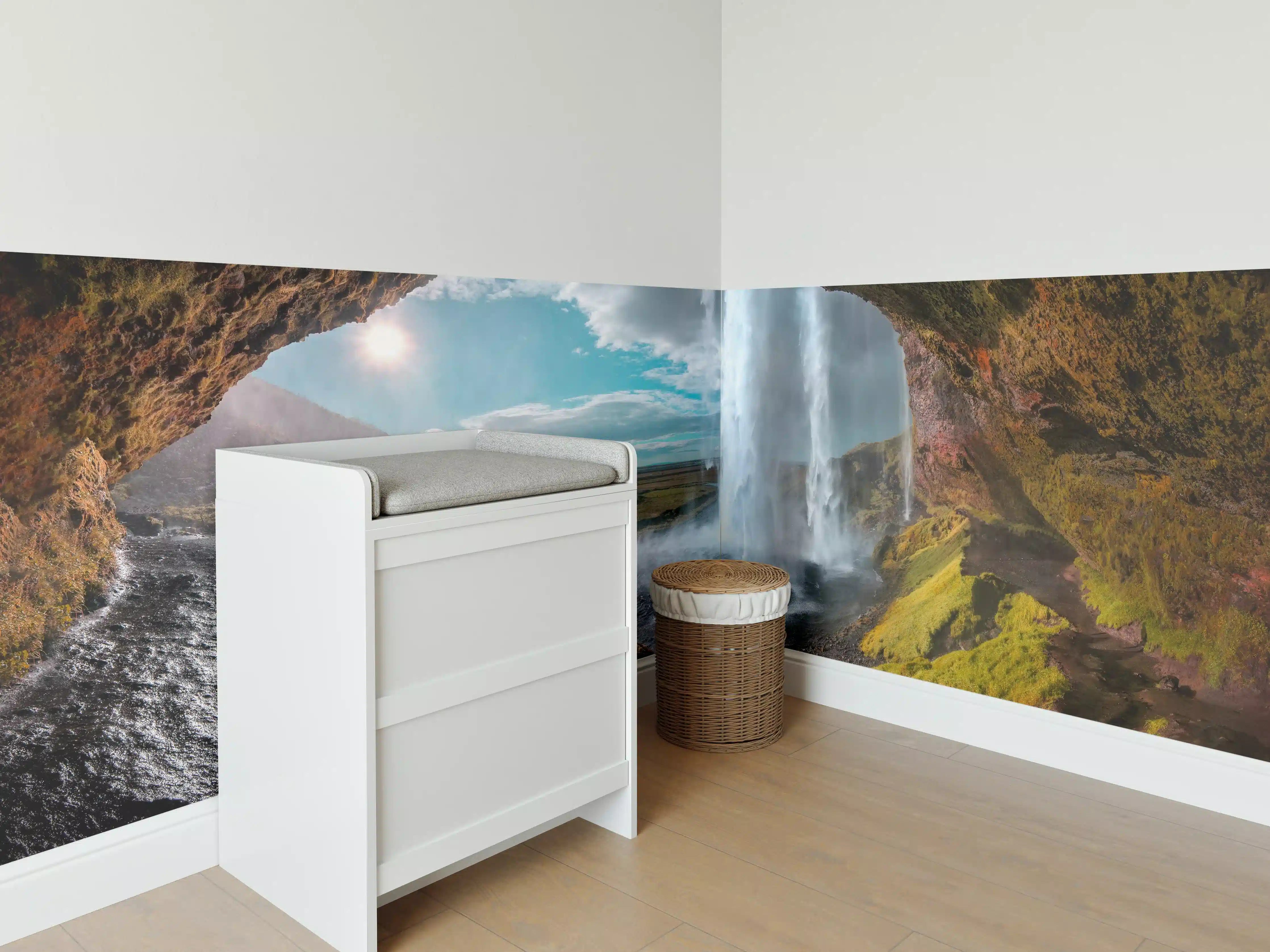 Babyzimmer Wandgestaltung - Wasserfall durch Bergtunnel