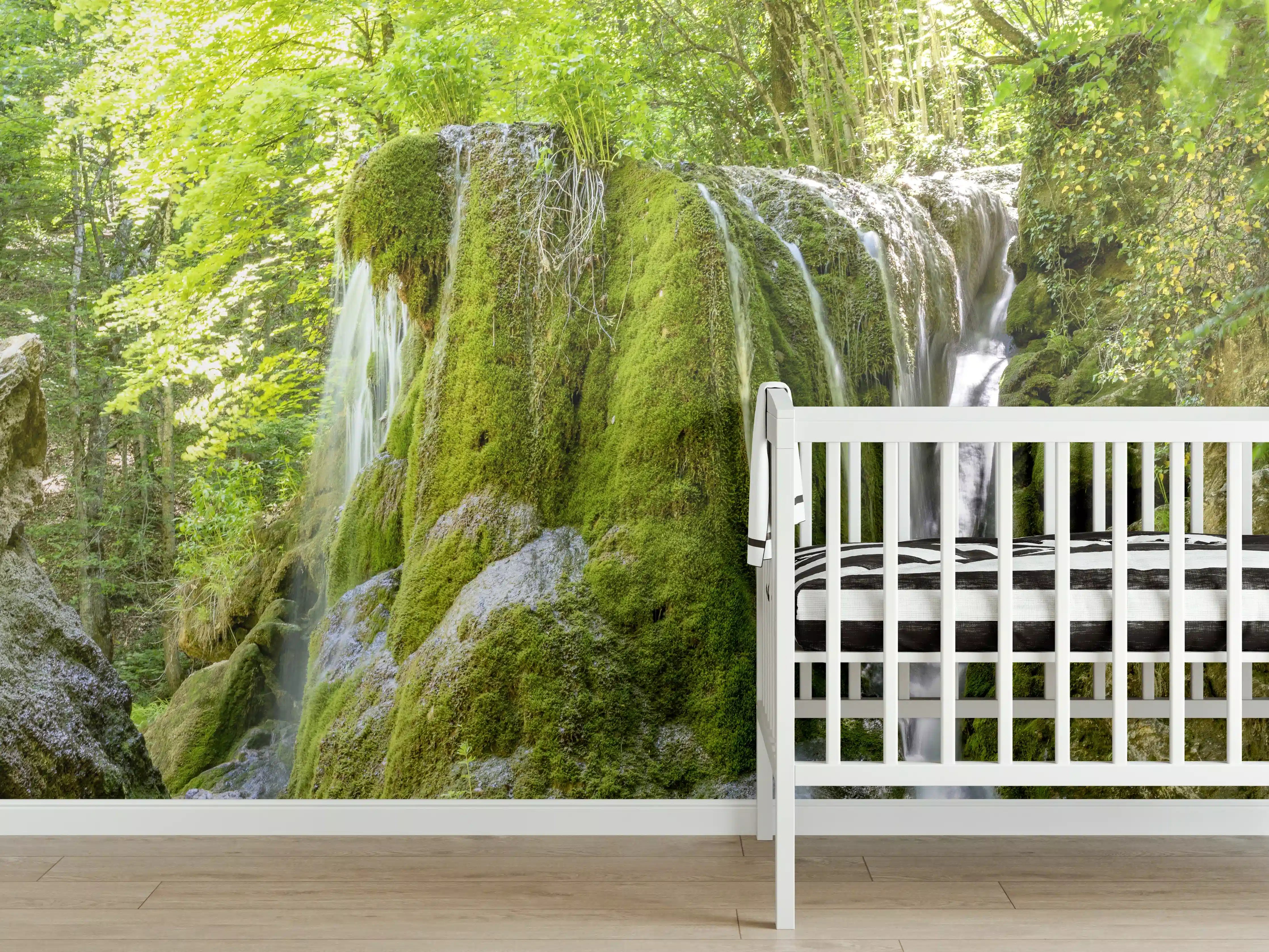 Babyzimmer Wandgestaltung - Wasserfall im Wald - Sevastopol