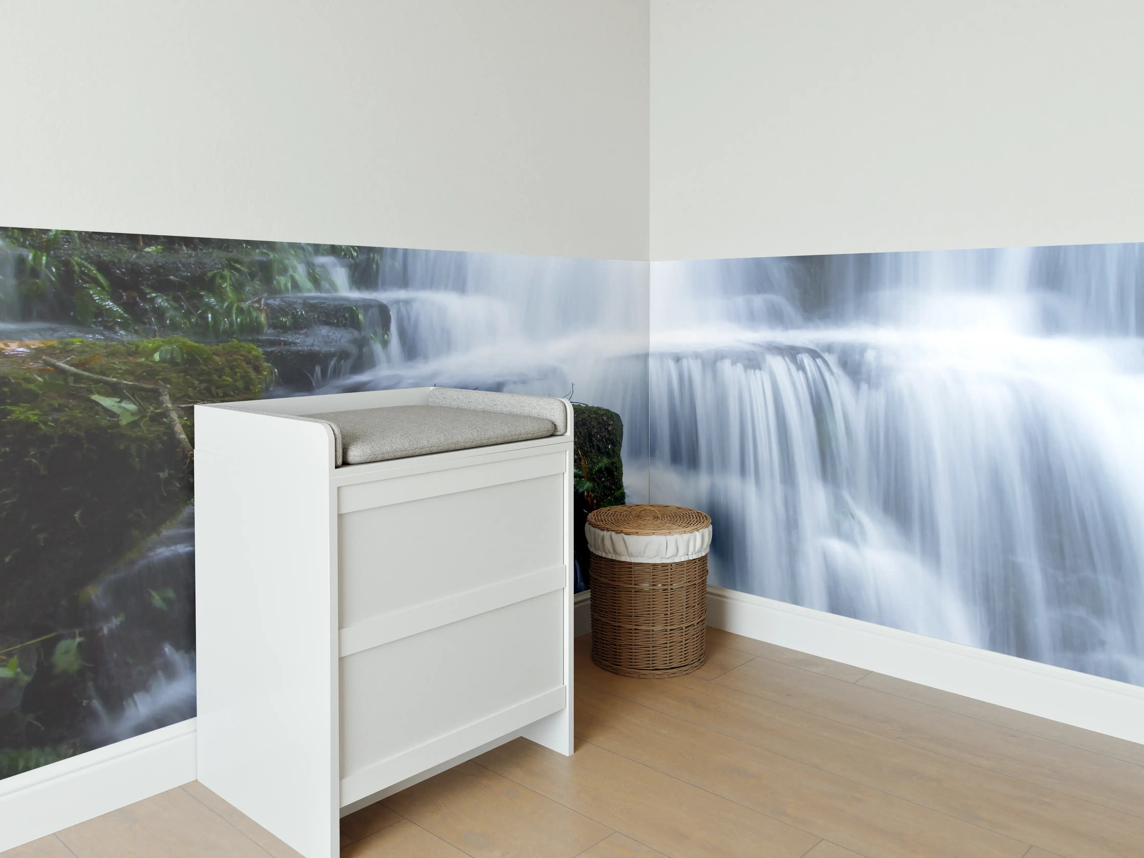 Babyzimmer Wandgestaltung - Wasserfall im Wald mit Felsen