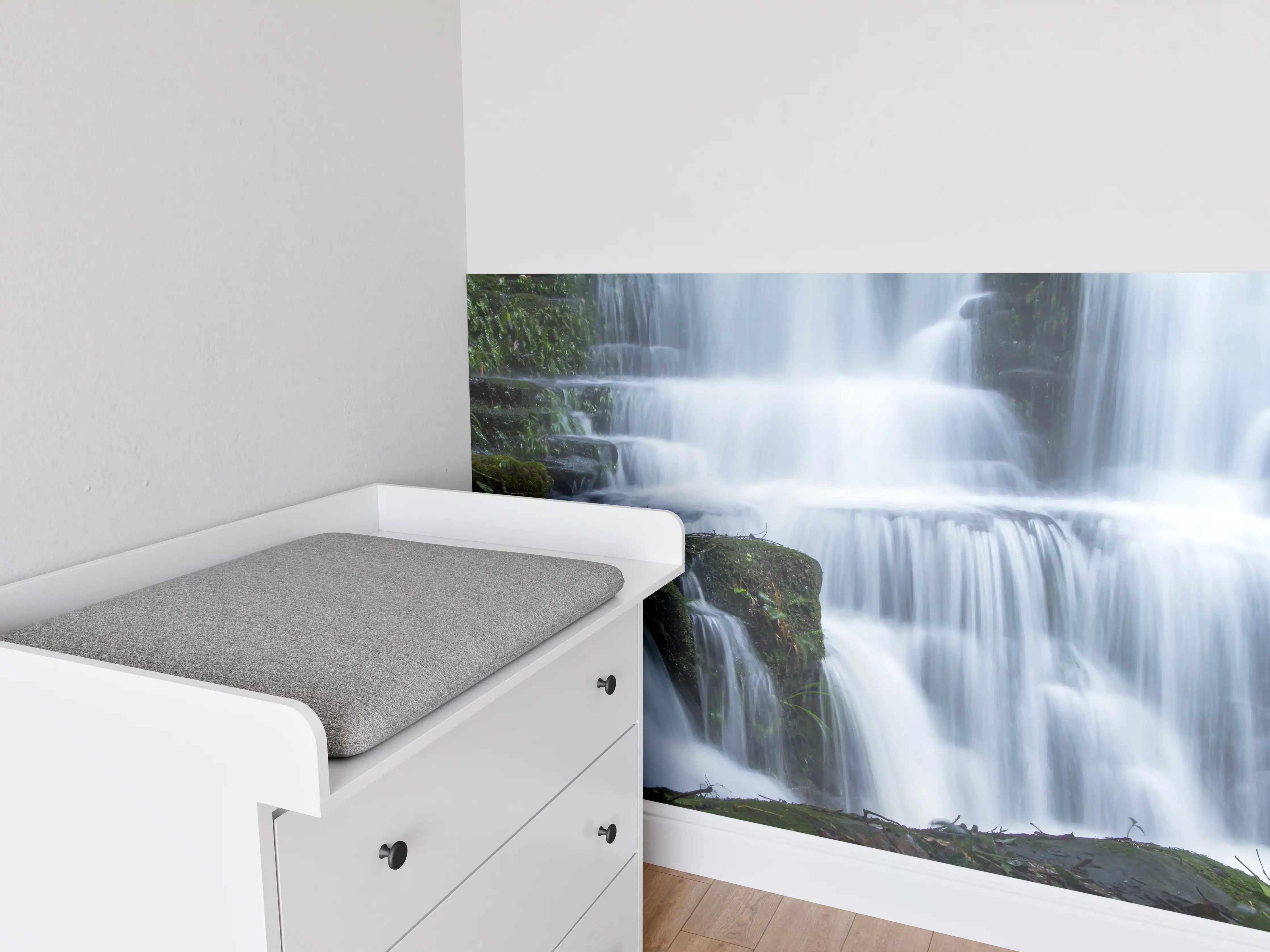 Babyzimmer Wandgestaltung - Wasserfall im Wald mit Felsen