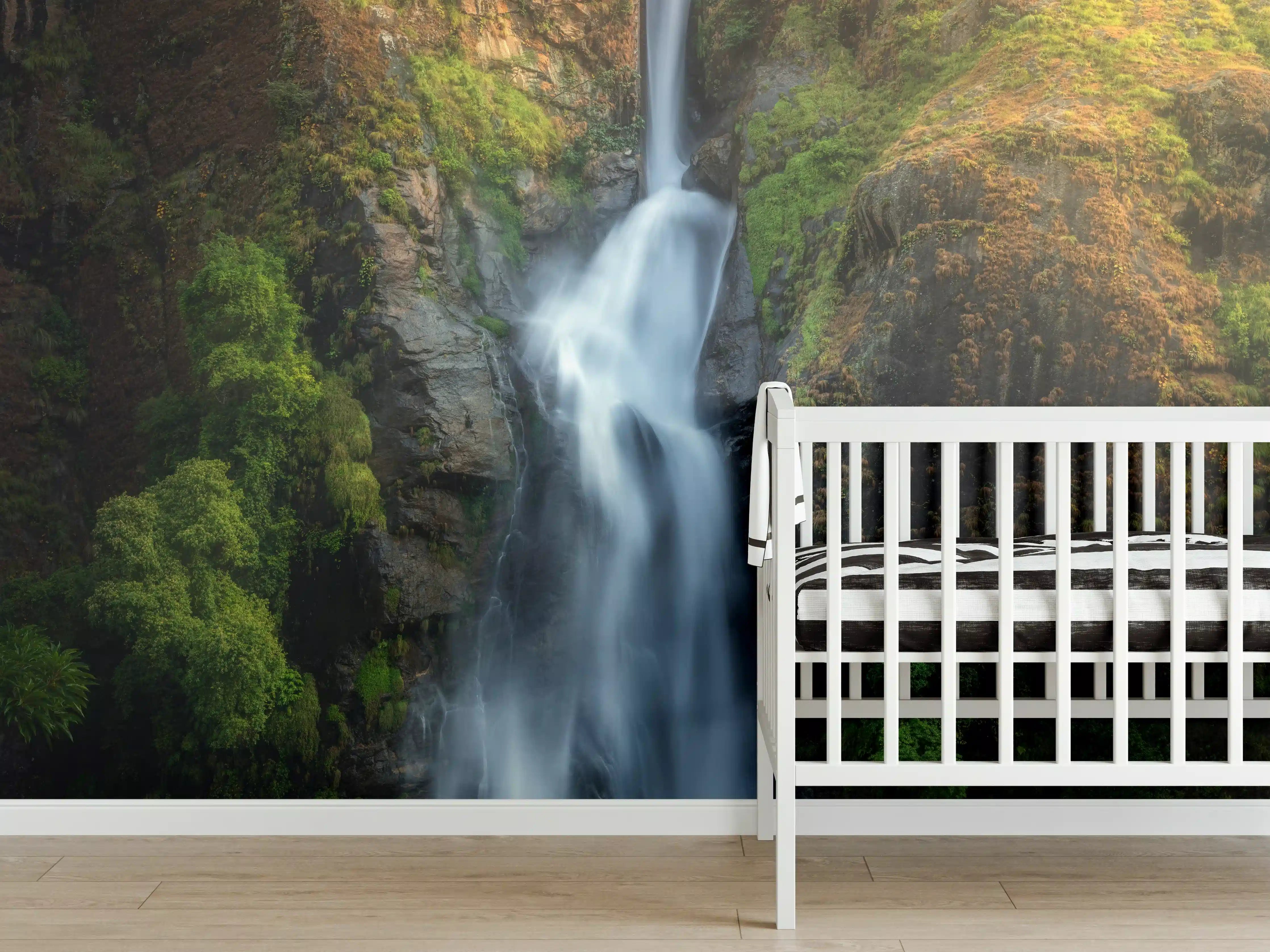 Babyzimmer Wandgestaltung - Wasserfall im Wald von Nepal