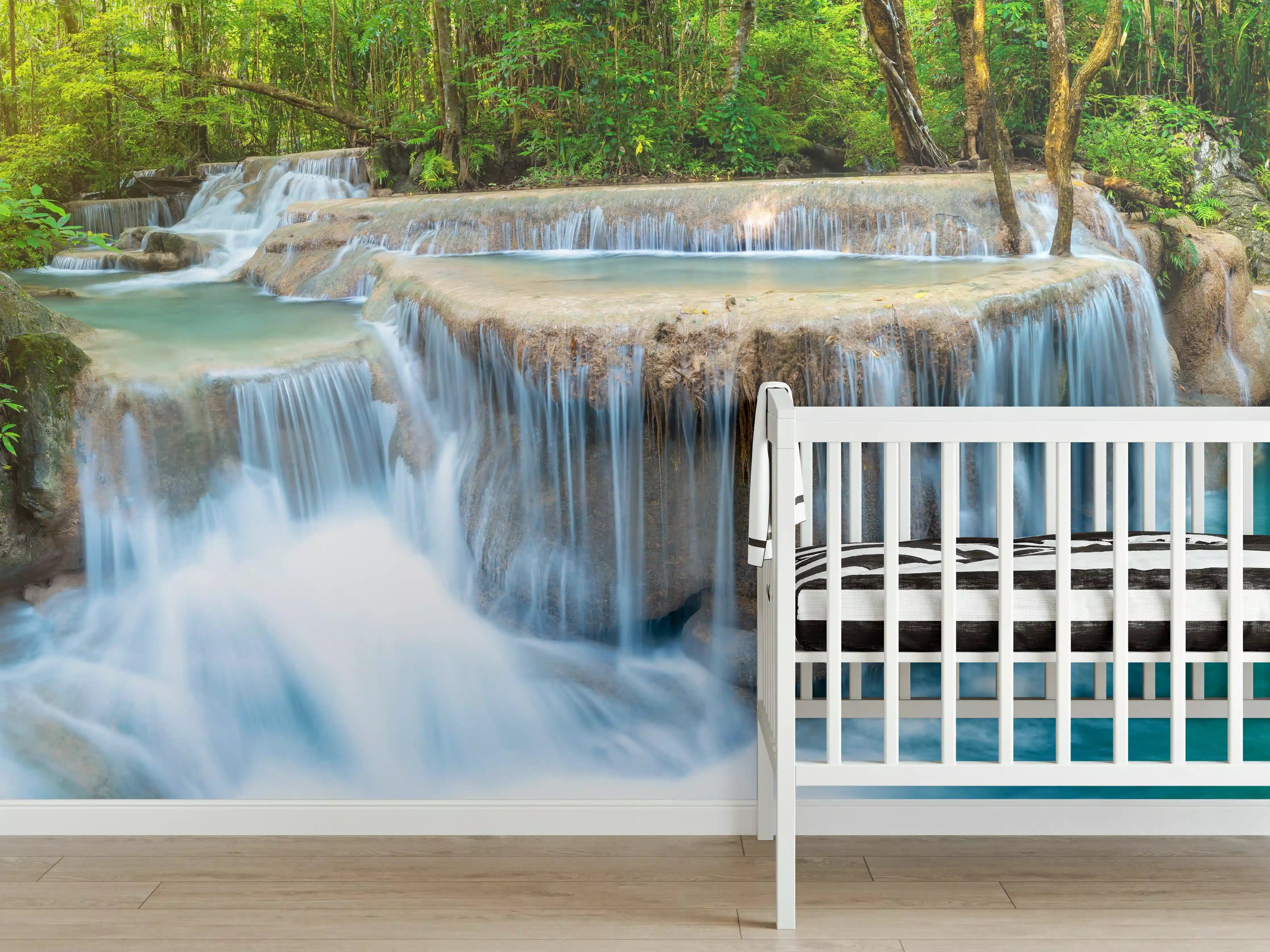 Babyzimmer Wandgestaltung - Wasserfall im Wald von Thailand
