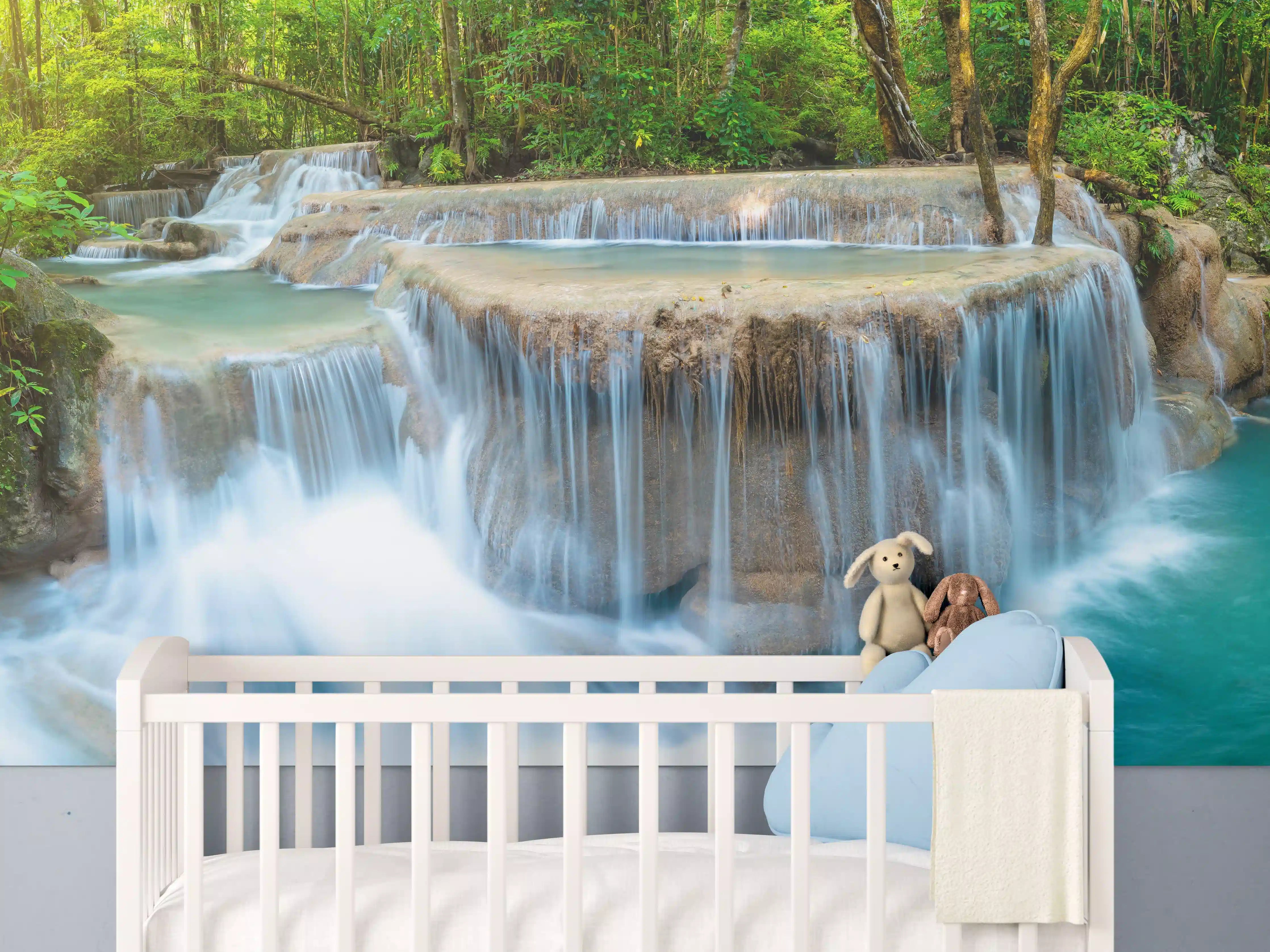 Babyzimmer Wandgestaltung - Wasserfall im Wald von Thailand