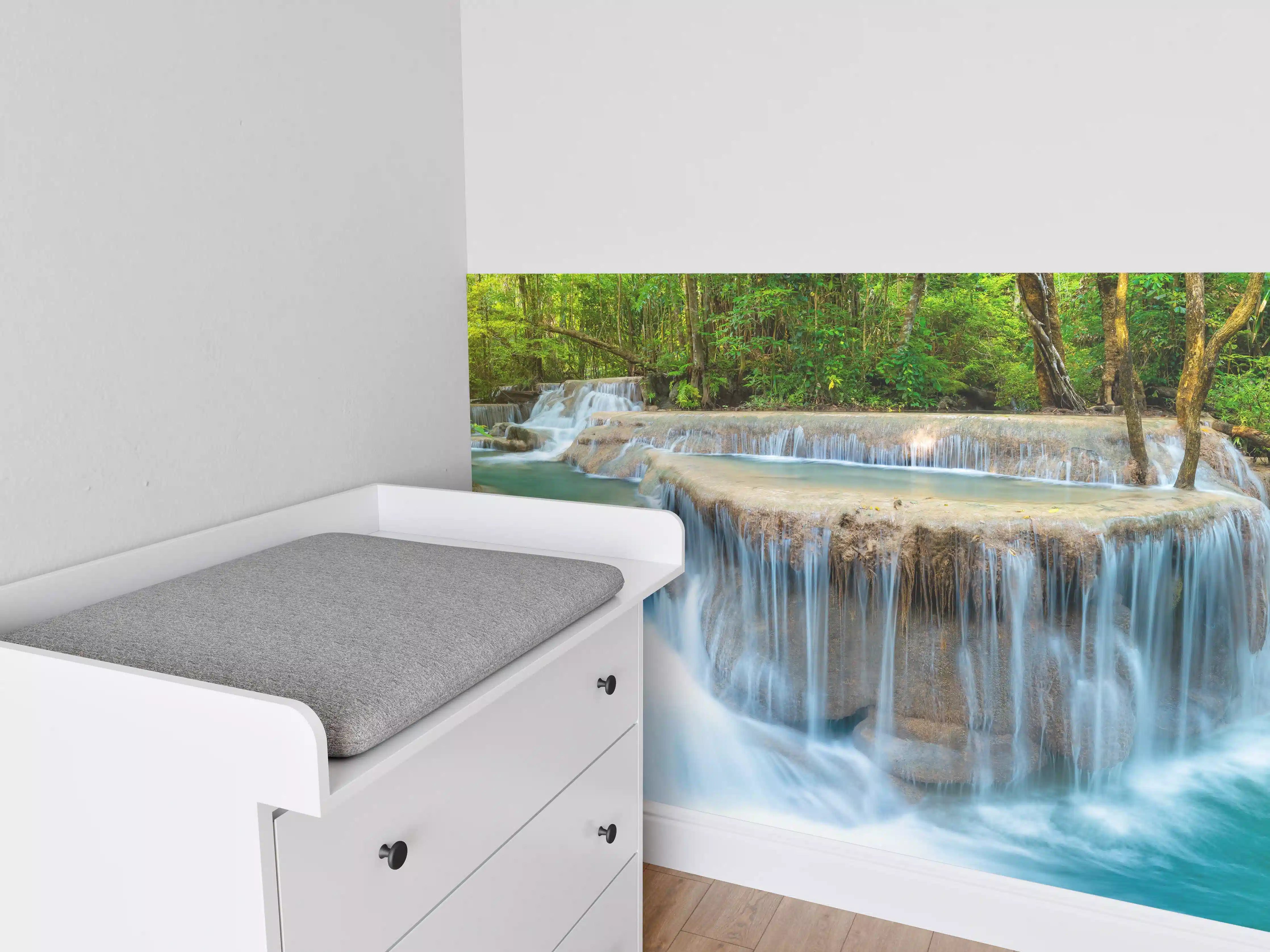 Babyzimmer Wandgestaltung - Wasserfall im Wald von Thailand