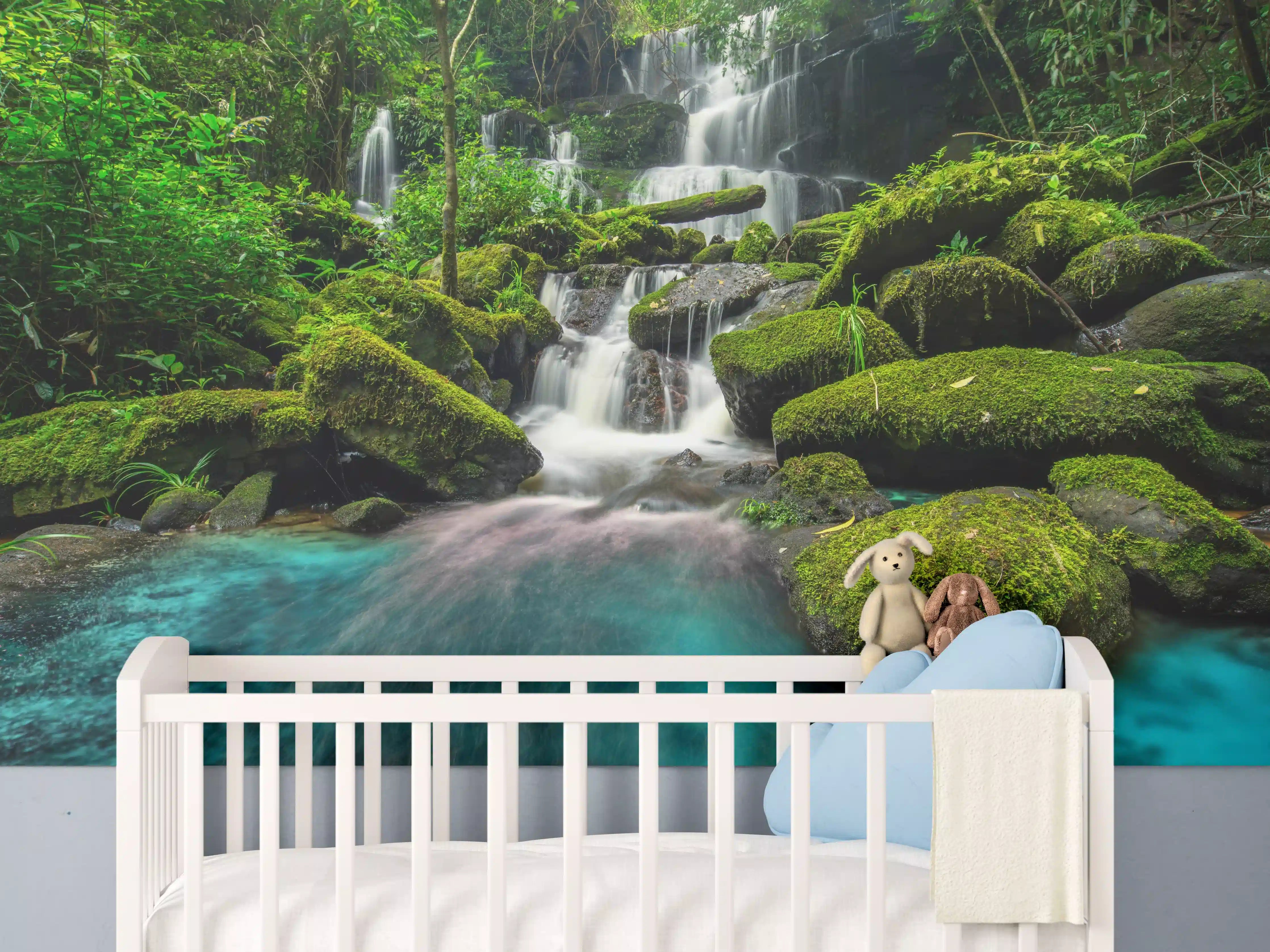 Babyzimmer Wandgestaltung - Wasserfall im grünen Dschungel von Thailand