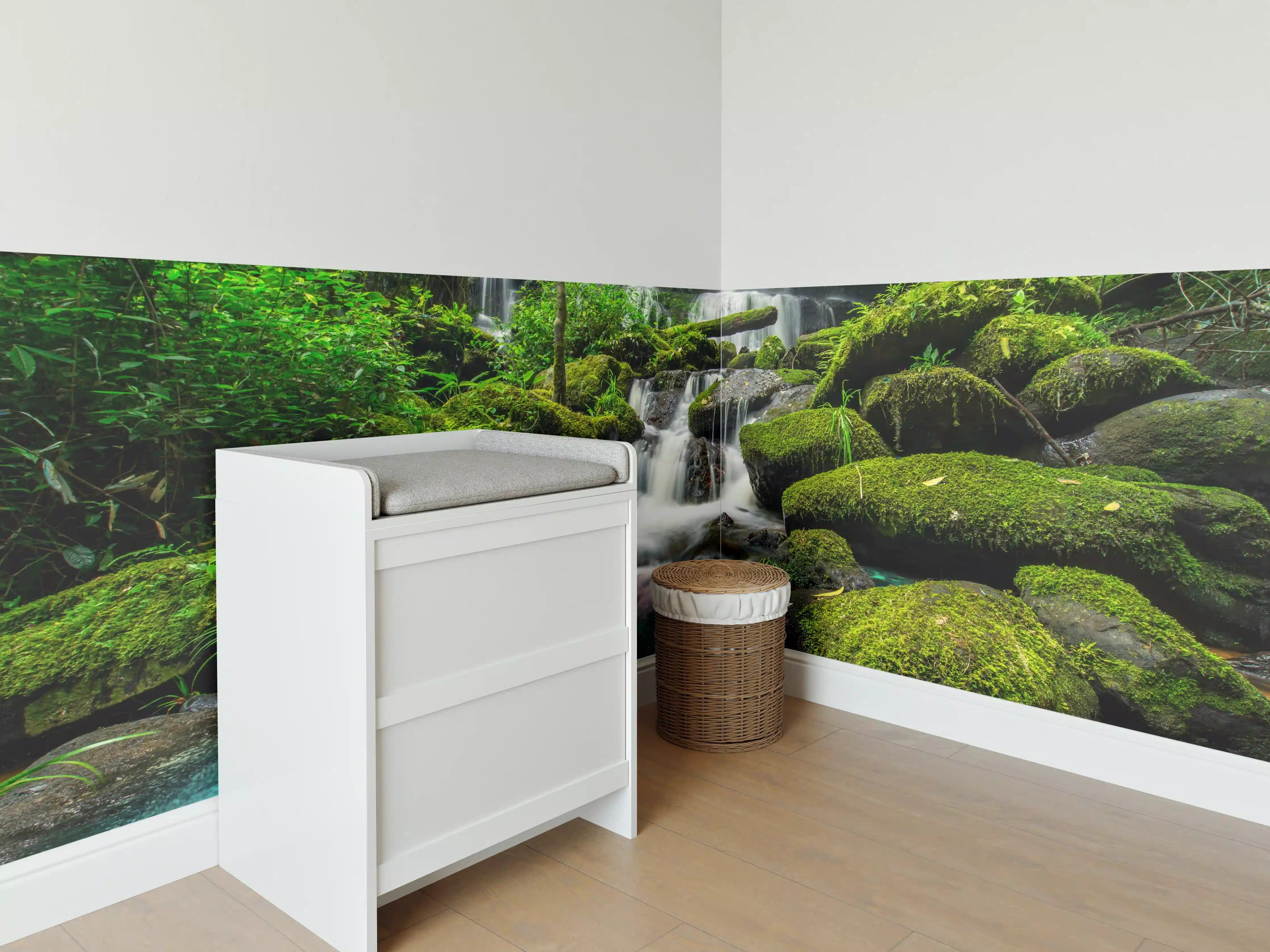 Babyzimmer Wandgestaltung - Wasserfall im grünen Dschungel von Thailand