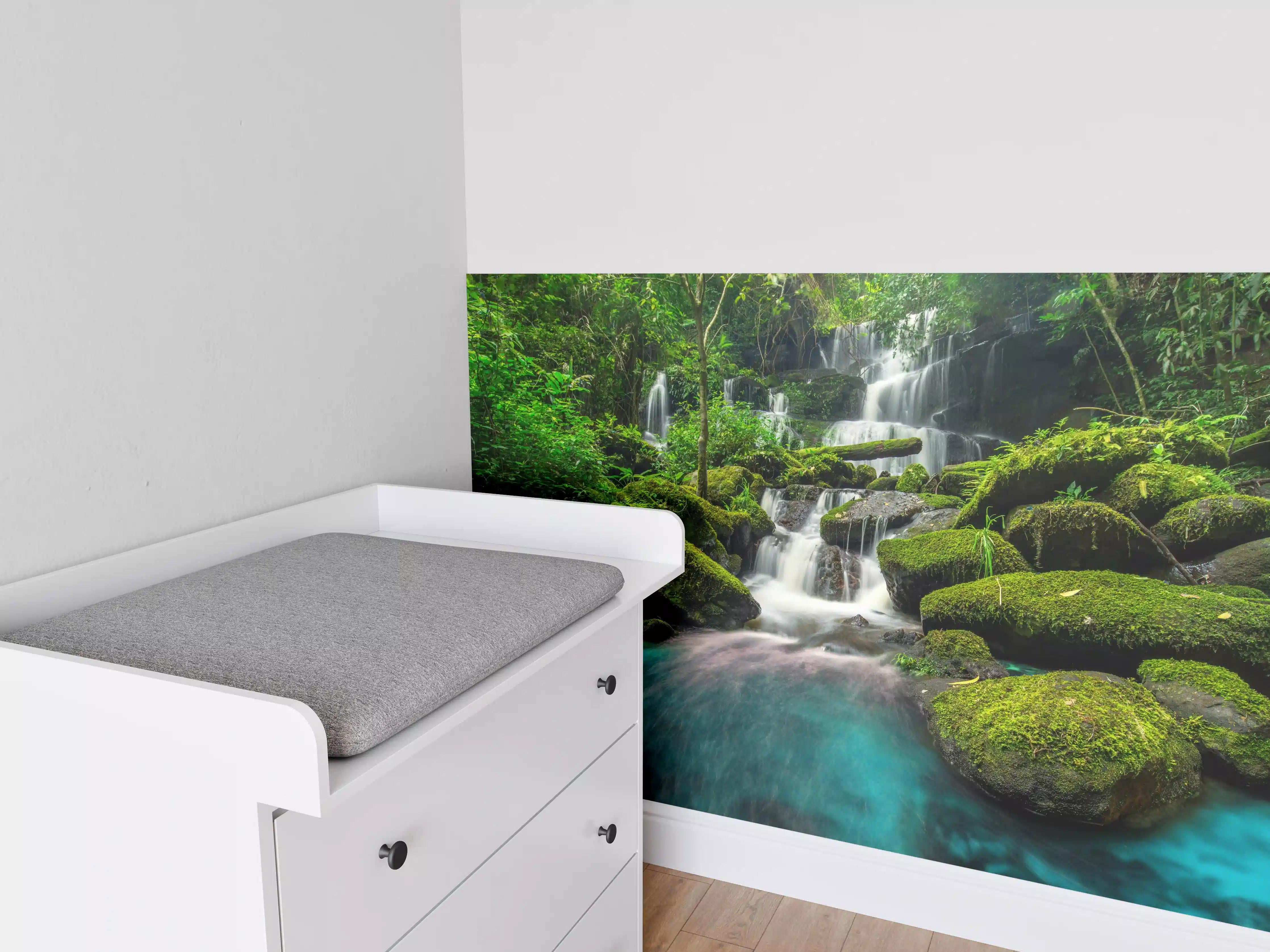 Babyzimmer Wandgestaltung - Wasserfall im grünen Dschungel von Thailand