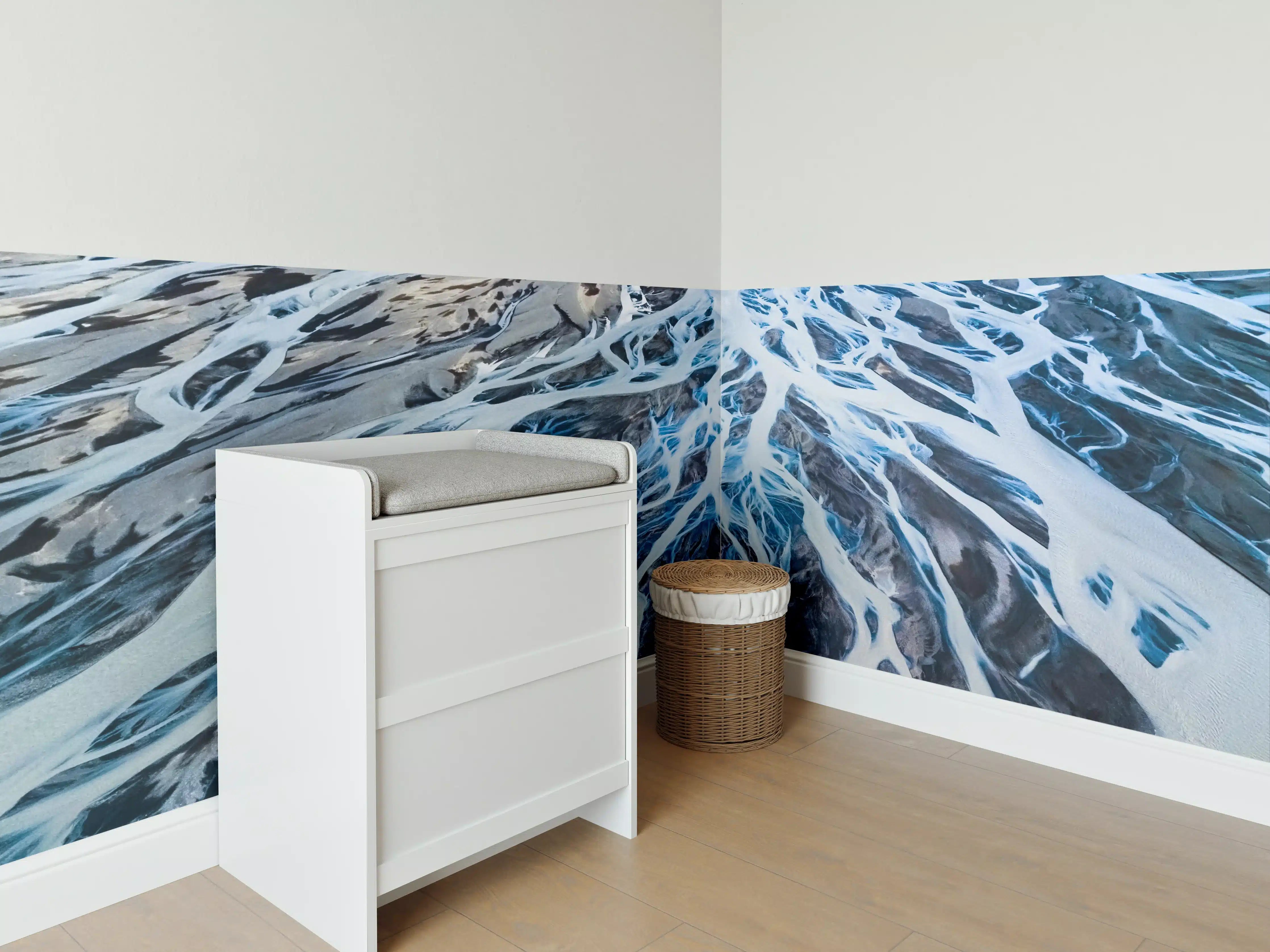 Babyzimmer Wandgestaltung - Wasseroberfläche mit Dünen, Blau- und Beigetönen