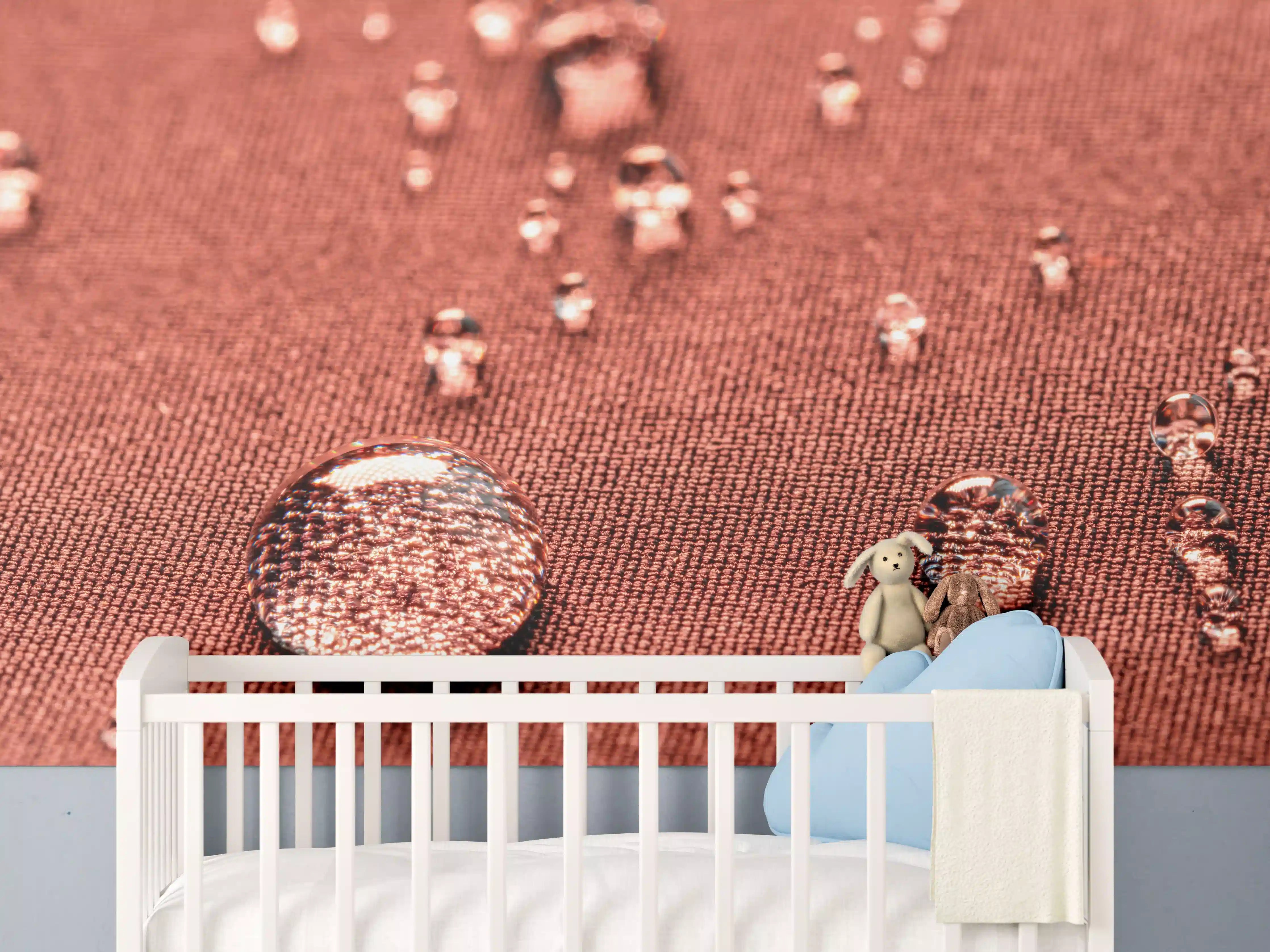 Babyzimmer Wandgestaltung - Wassertropfen auf rotem Stoff