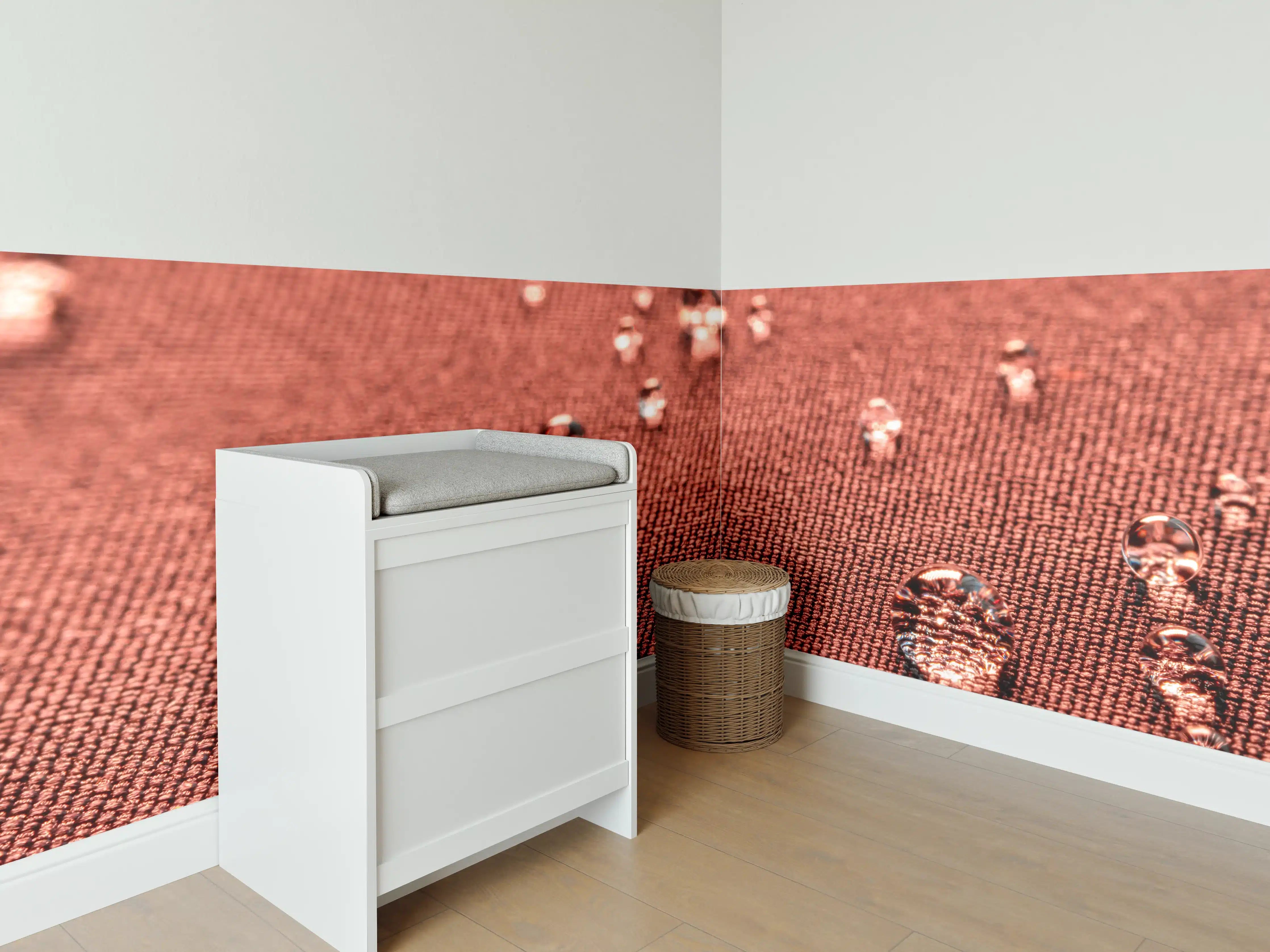 Babyzimmer Wandgestaltung - Wassertropfen auf rotem Stoff