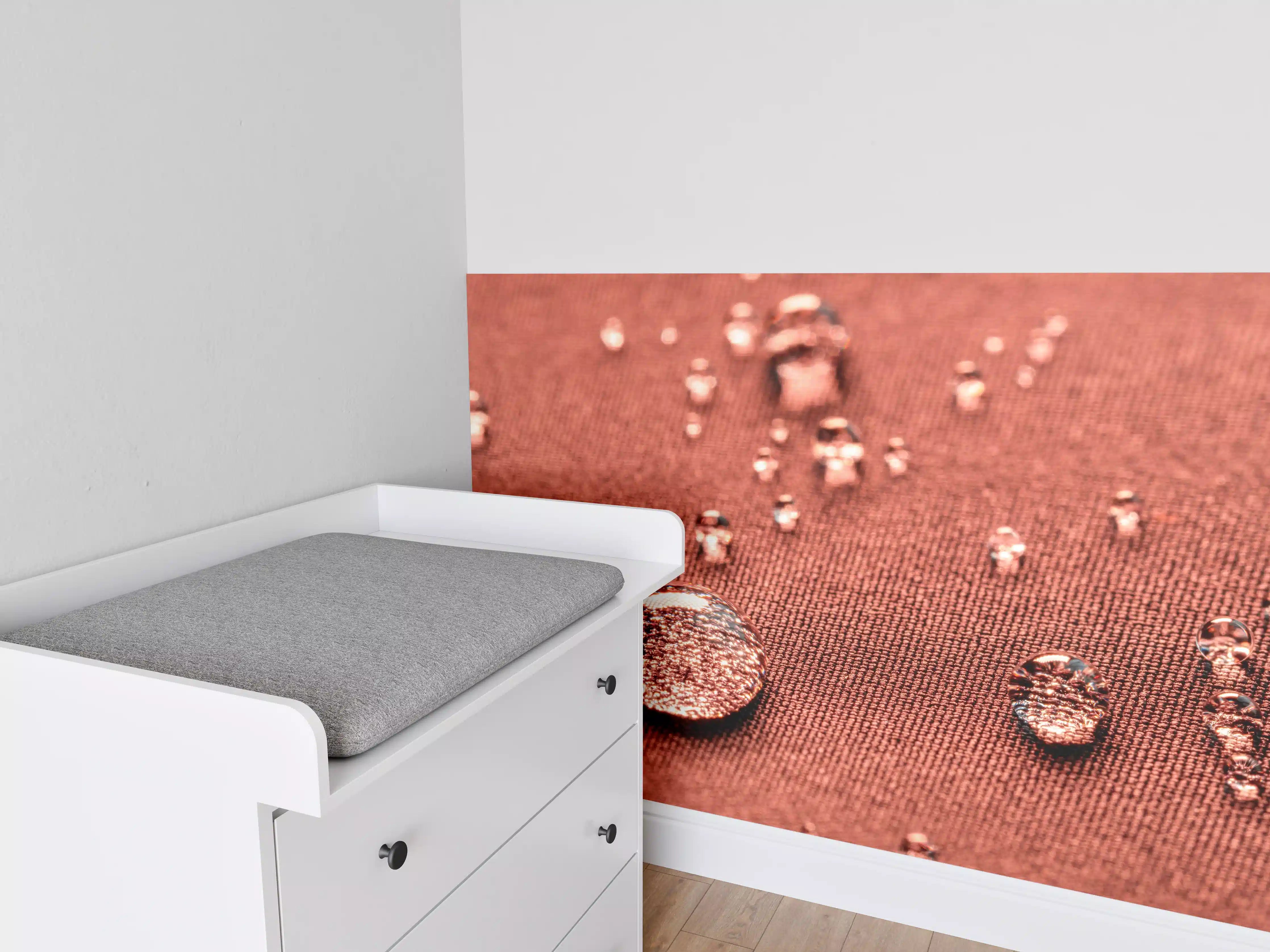 Babyzimmer Wandgestaltung - Wassertropfen auf rotem Stoff