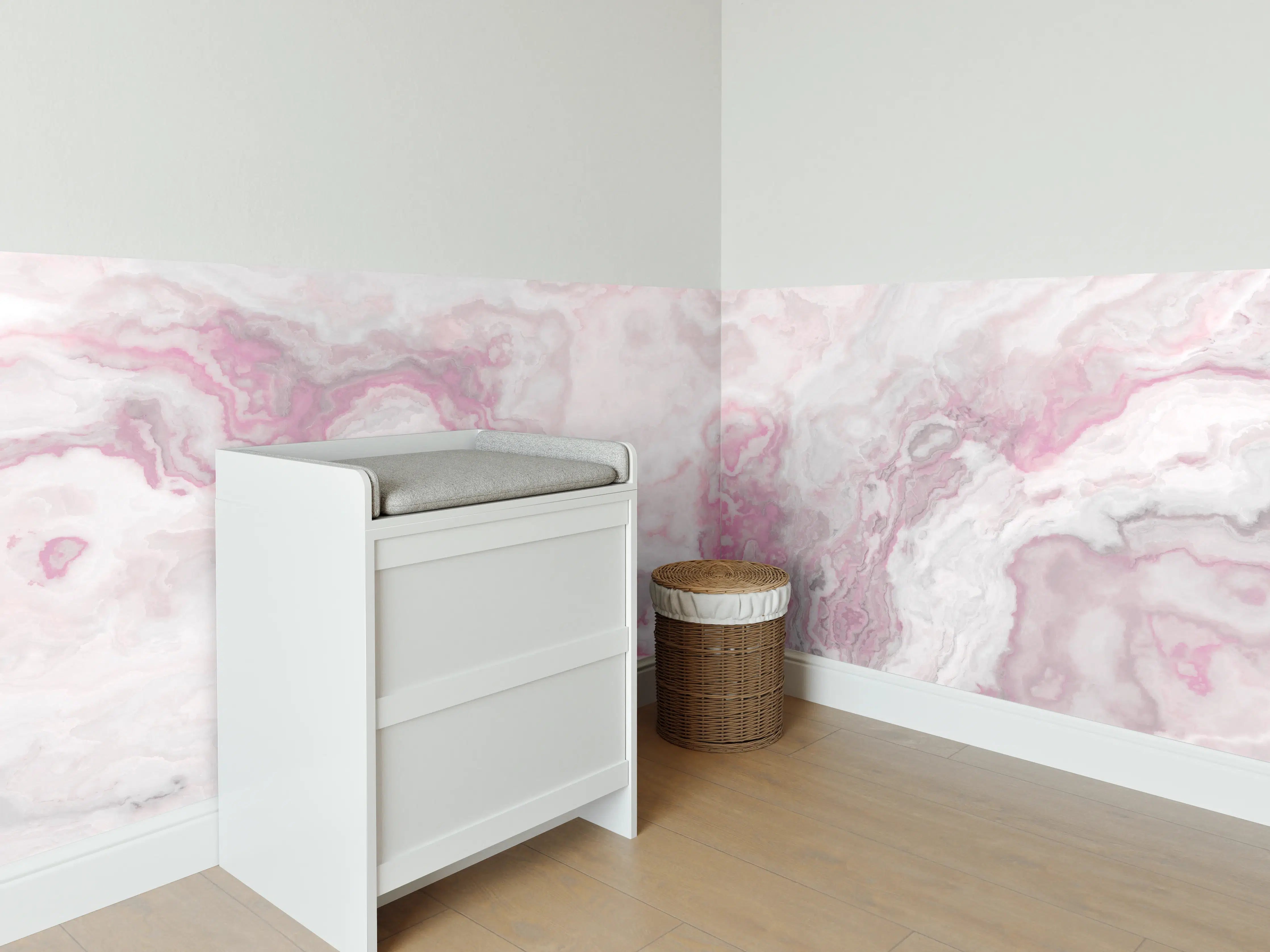 Babyzimmer Wandgestaltung - Weiche rosa und graue Marmorstruktur