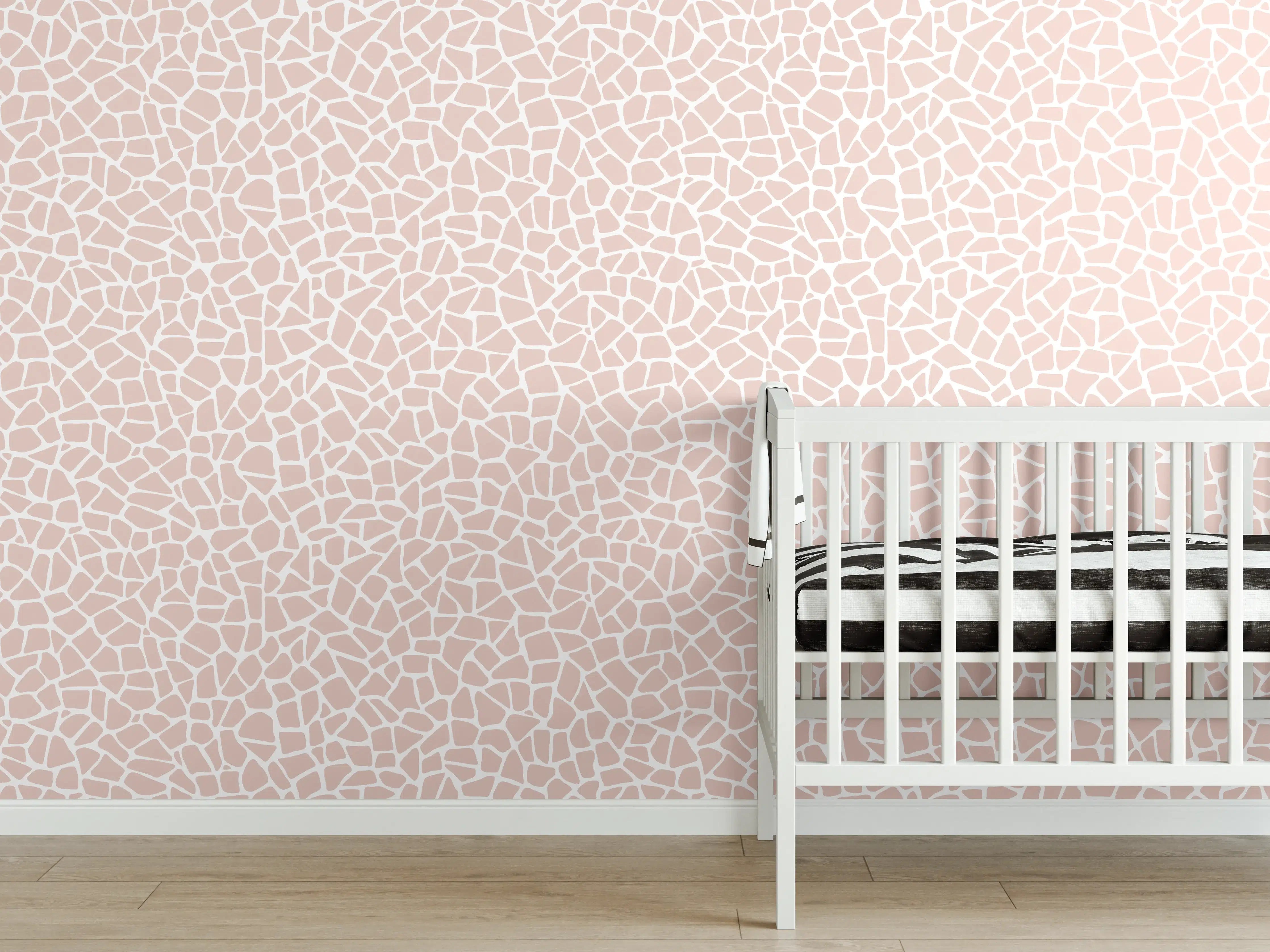 Babyzimmer Wandgestaltung - Weiche, roséfarbene Marmor-Optik mit feinen Linien