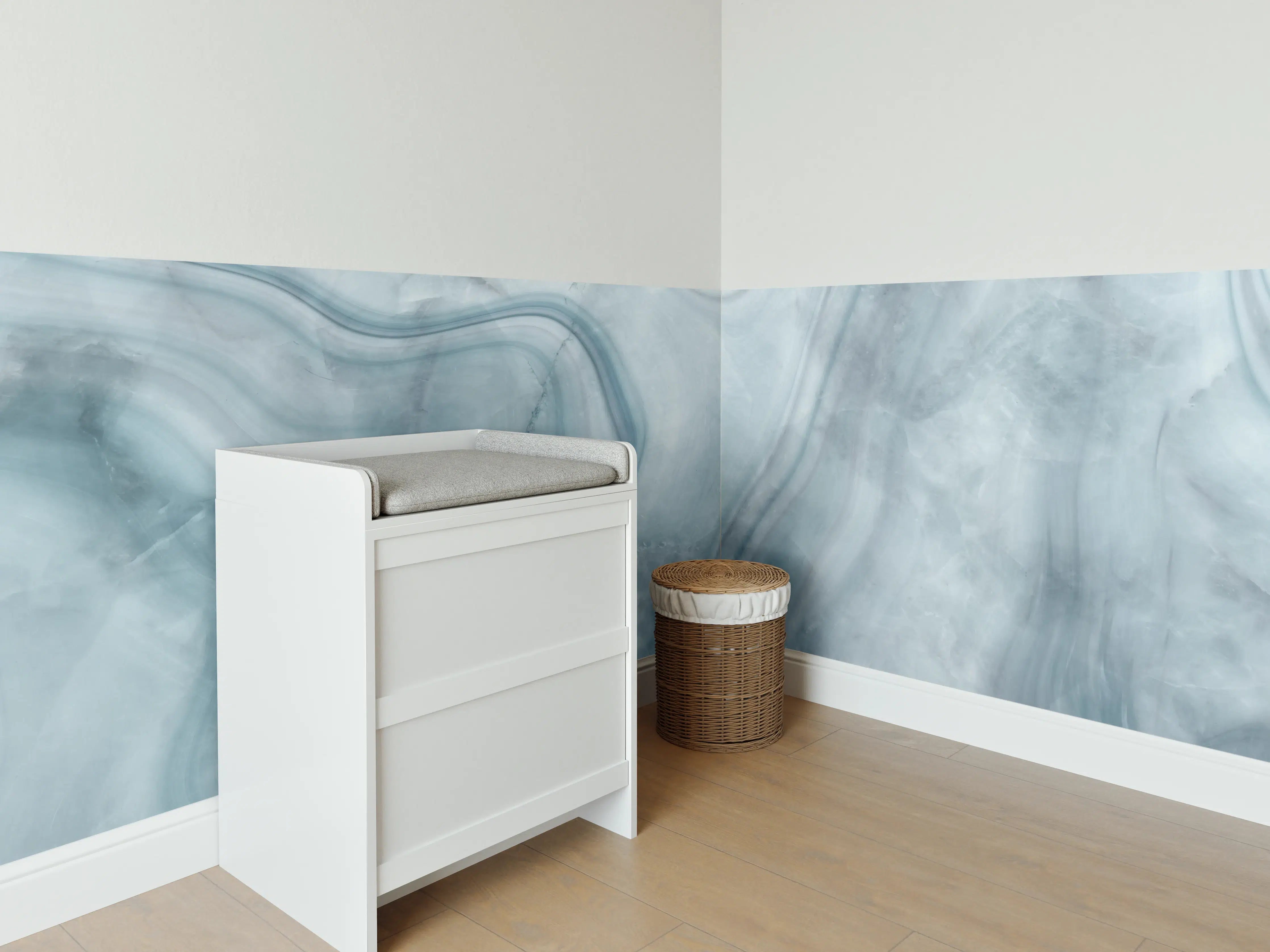 Babyzimmer Wandgestaltung - Weiß-Grau-Blauer Marmor
