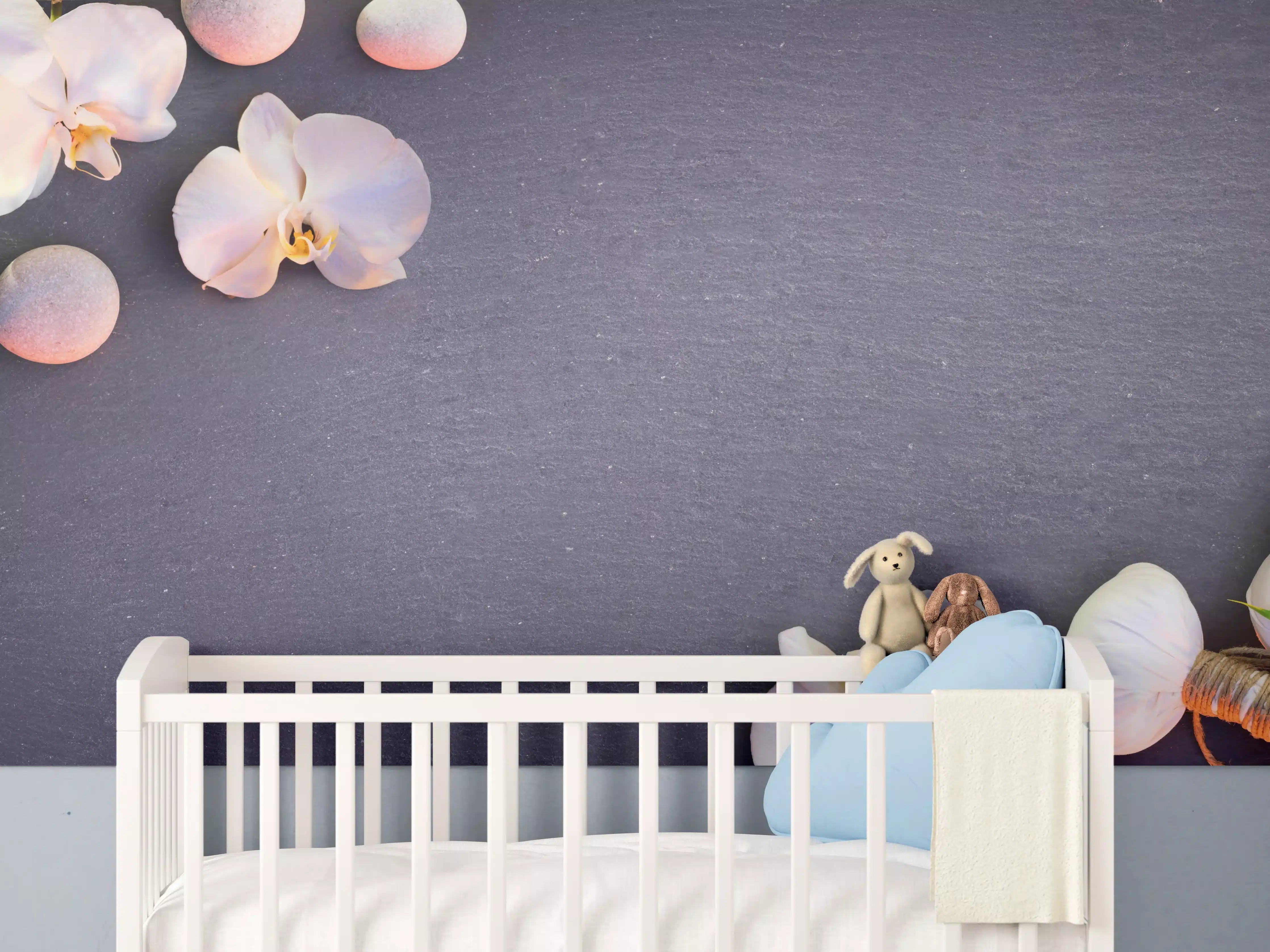 Babyzimmer Wandgestaltung - Weiß-Rosa Orchideen auf Schiefer