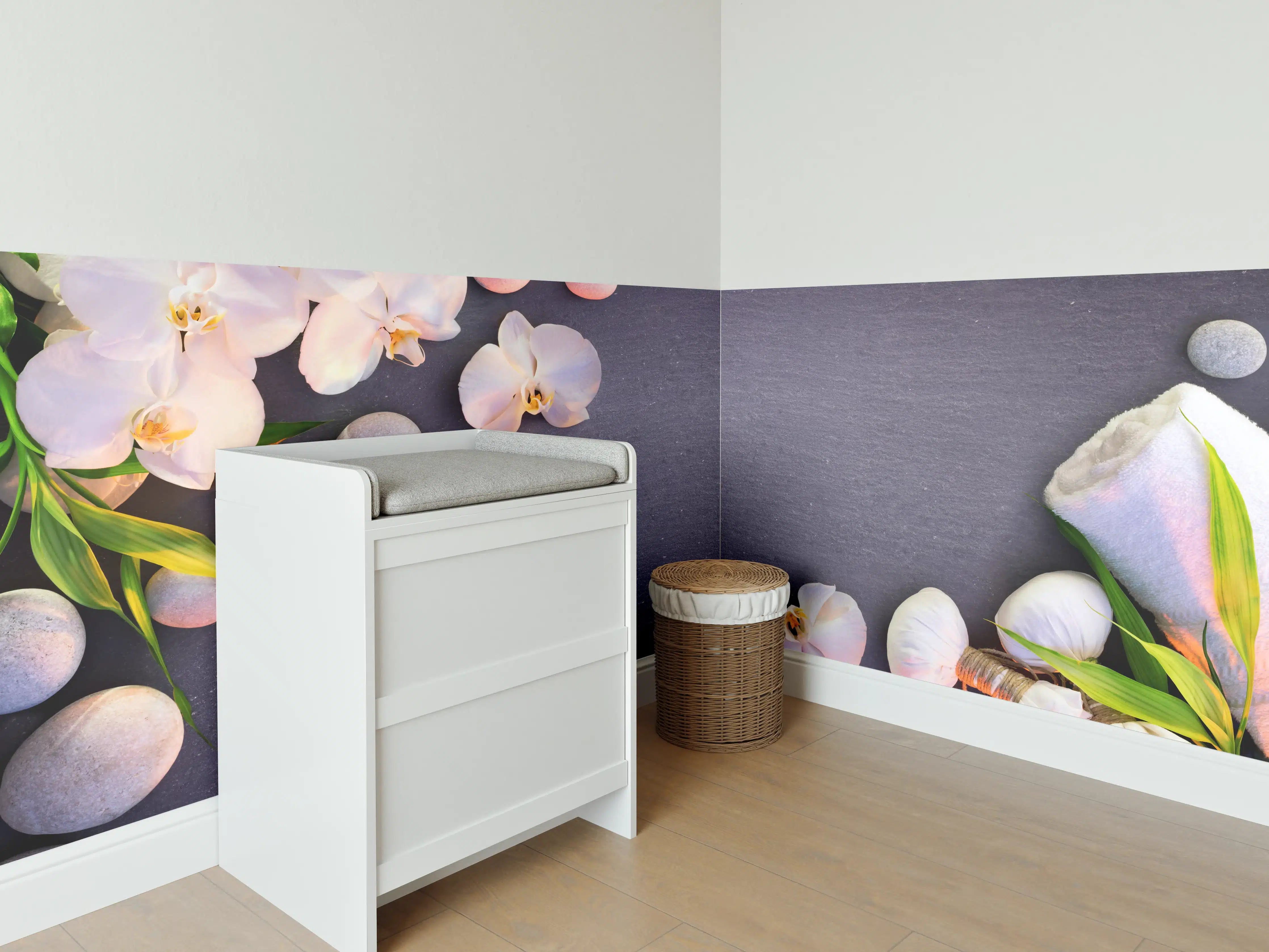 Babyzimmer Wandgestaltung - Weiß-Rosa Orchideen auf Schiefer