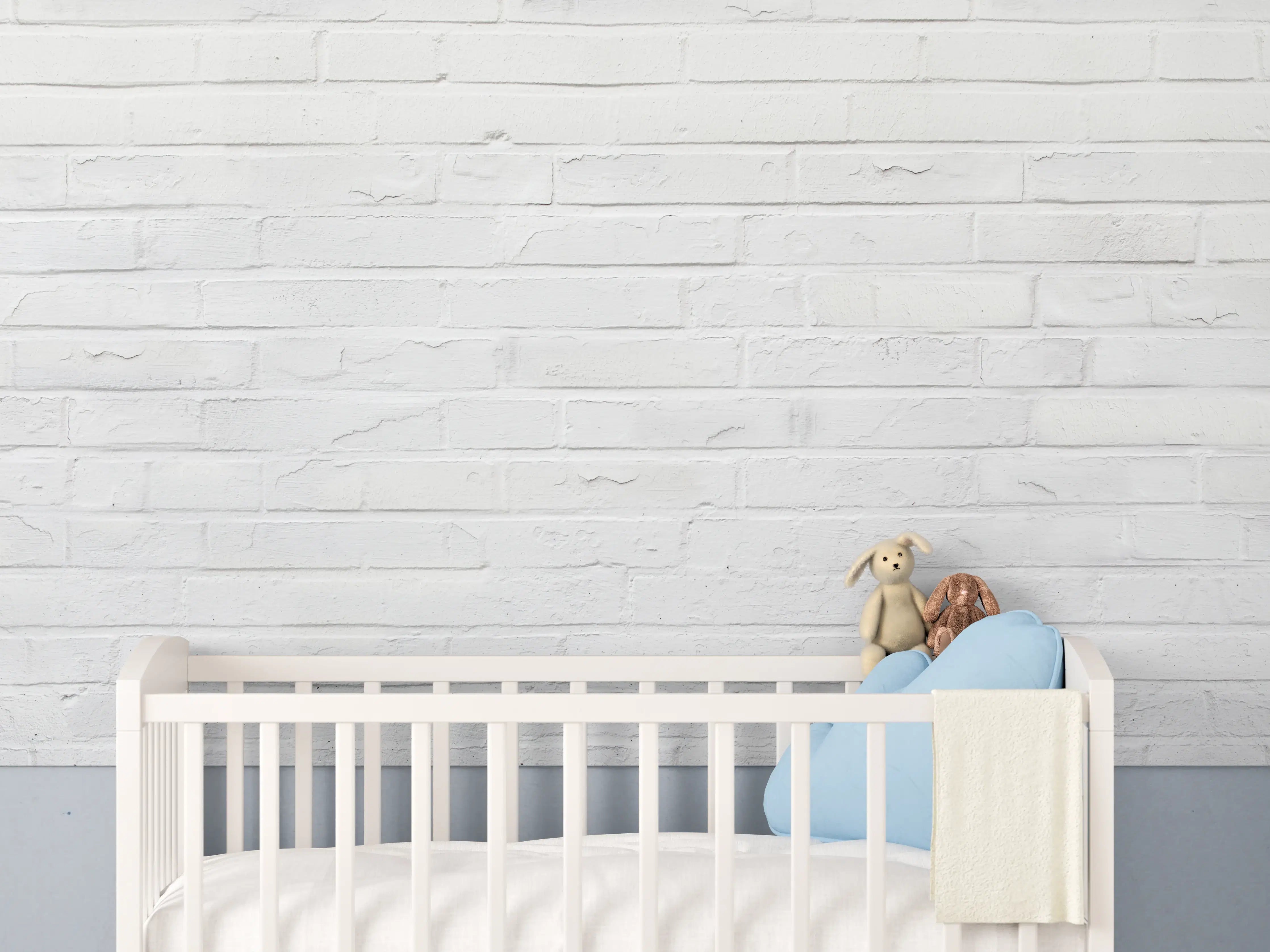Babyzimmer Wandgestaltung - Weiß bemalte Steinmauer