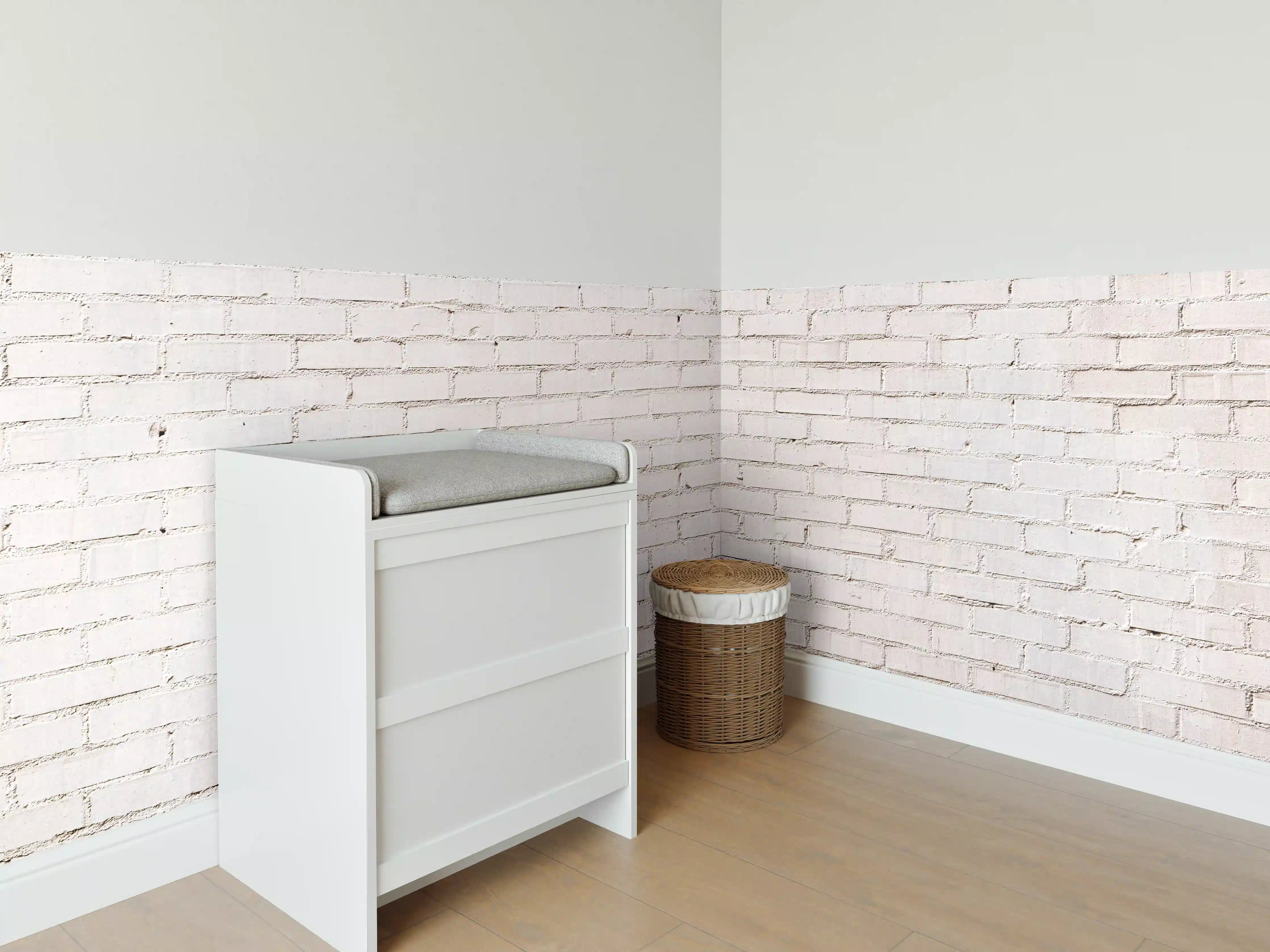 Babyzimmer Wandgestaltung - Weiß gestrichene Ziegelwand