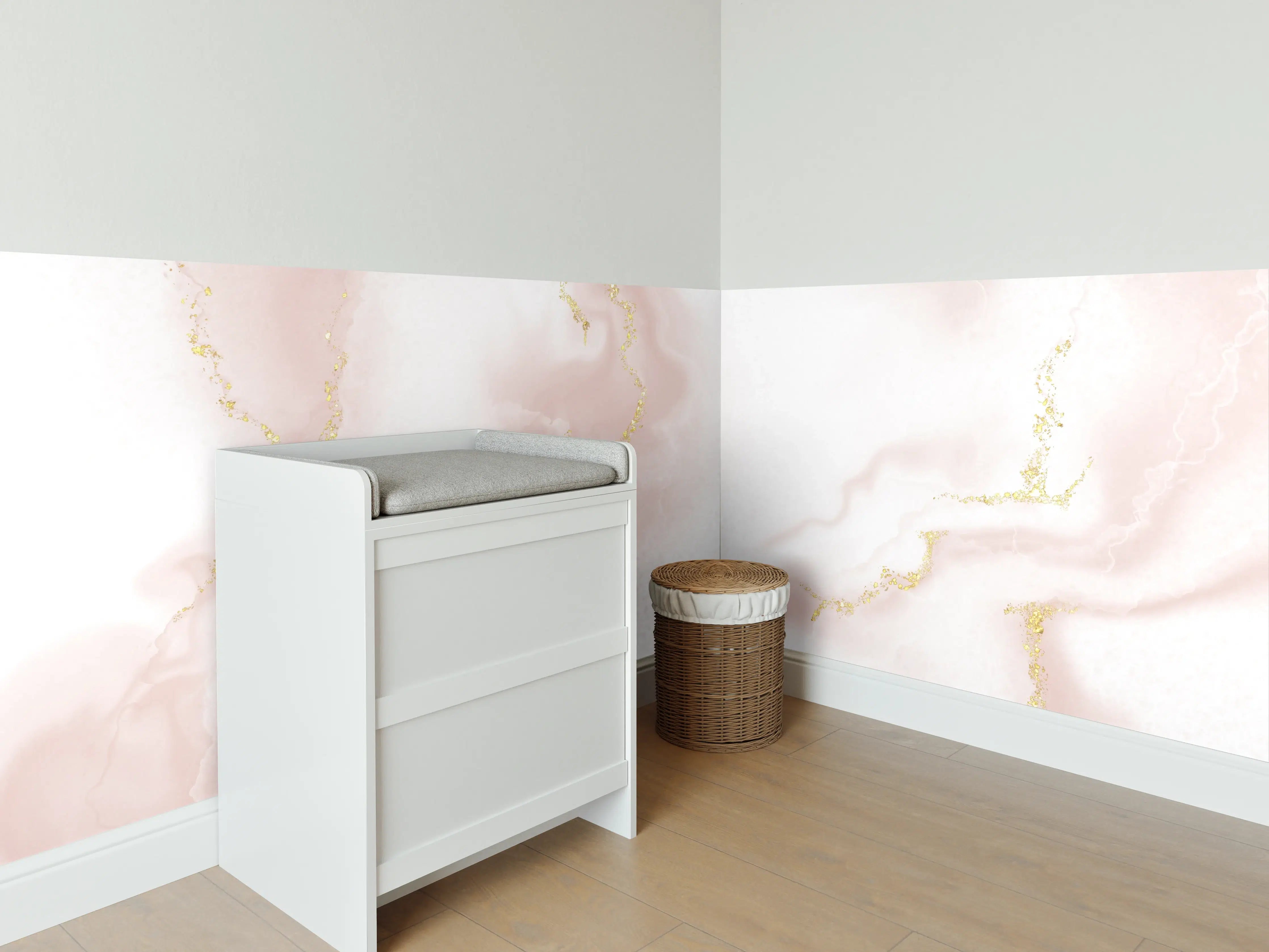 Babyzimmer Wandgestaltung - Weiß-rosé marmorierte Oberfläche mit goldenen Akzenten